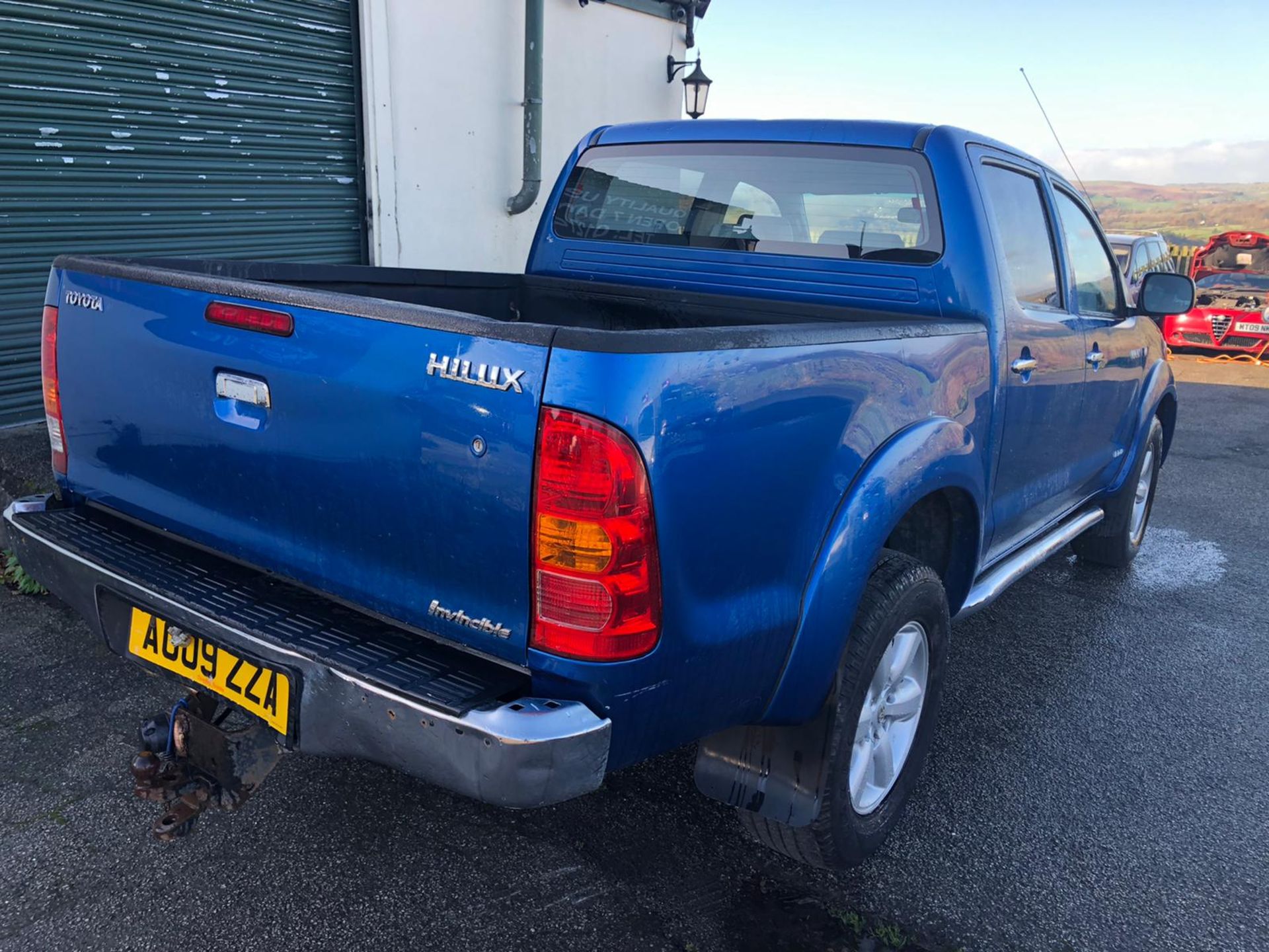 2009/09 REG TOYOTA HILUX INVINCIBLE D-4D 4X4 DCBA 3.0 DIESEL AUTOMATIC BLUE no vat (only on BP) - Image 5 of 13