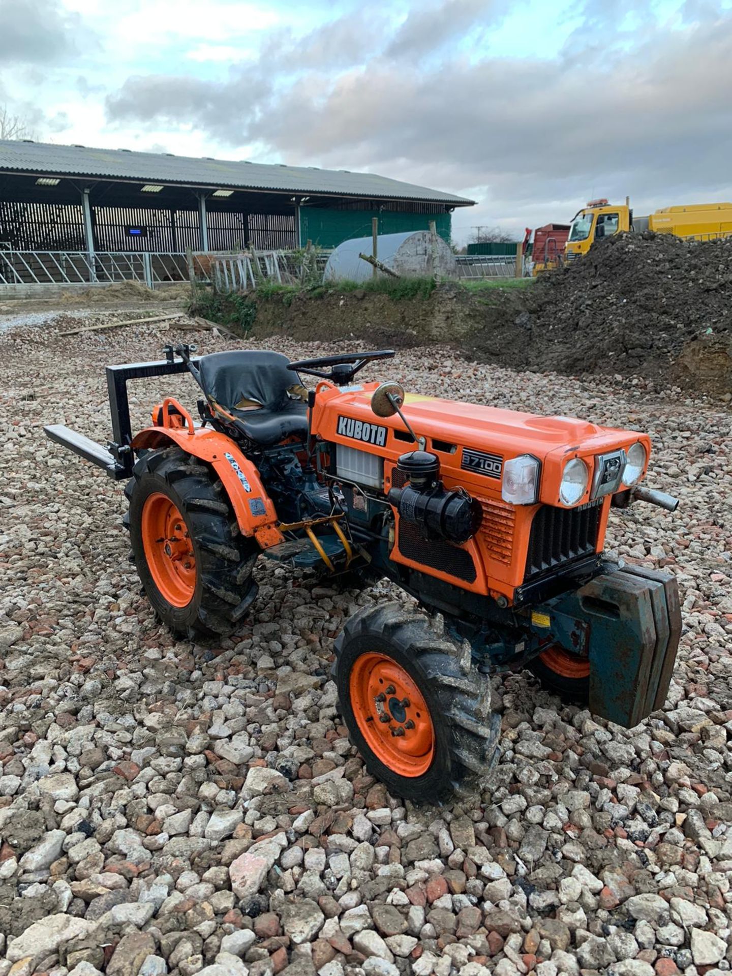 KUBOTA B7100 COMPACT TRACTOR, RUNS, DRIVES, LIFTS, C/W PALLET FORKS, FRONT WEIGHTS, LOW 623 HOURS