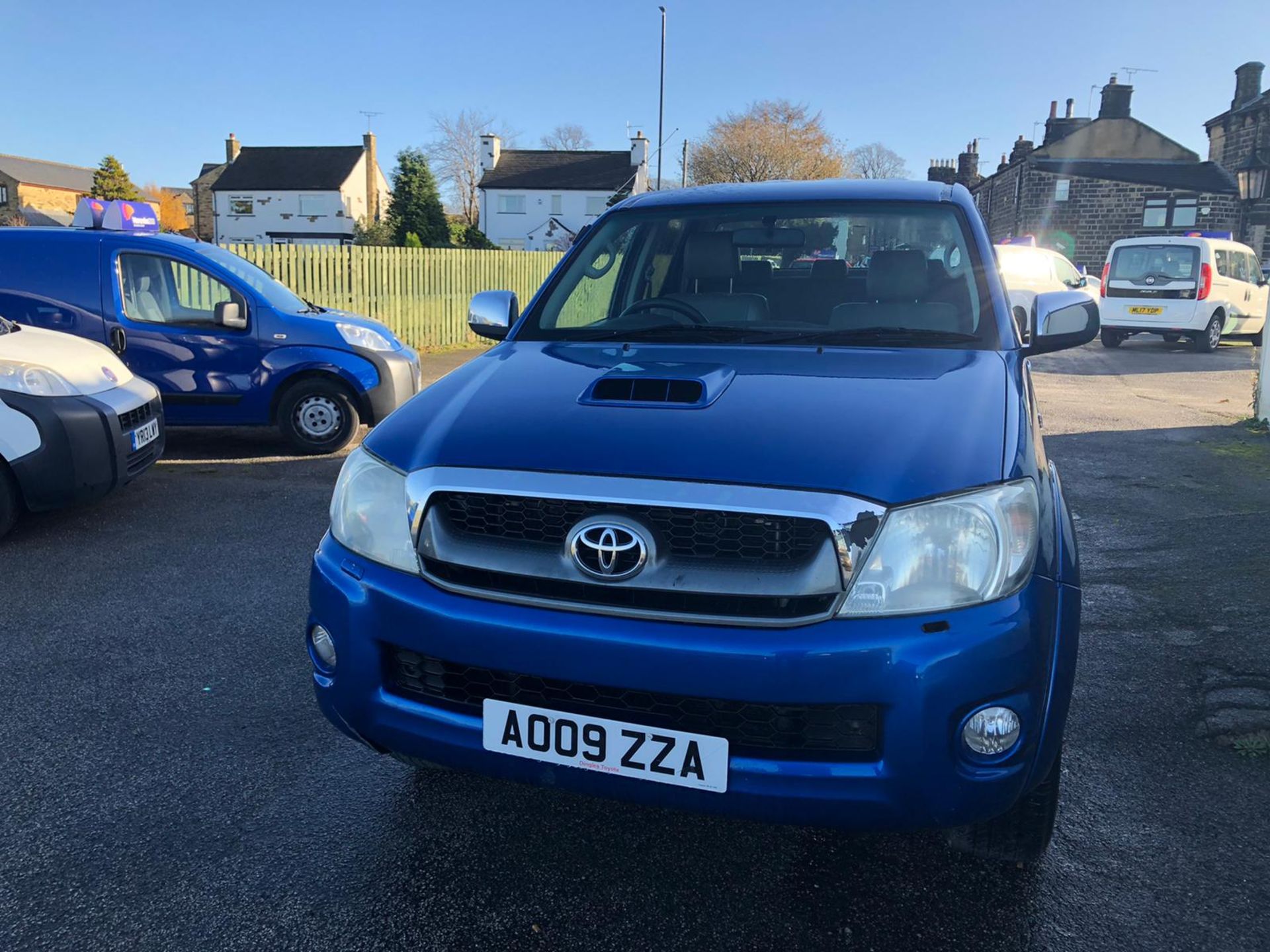 2009/09 REG TOYOTA HILUX INVINCIBLE D-4D 4X4 DCBA 3.0 DIESEL AUTOMATIC BLUE no vat (only on BP) - Image 2 of 13