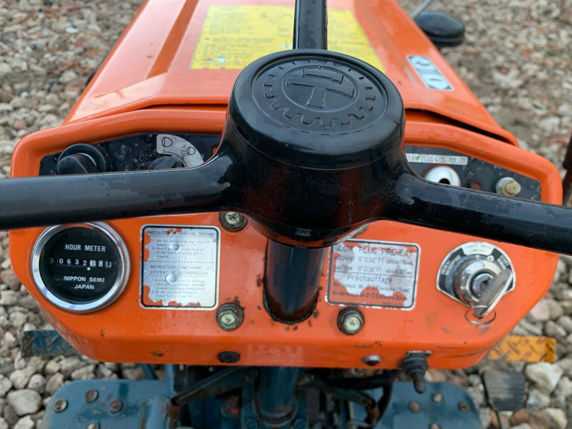 KUBOTA B7100 COMPACT TRACTOR, RUNS, DRIVES, LIFTS, C/W PALLET FORKS, FRONT WEIGHTS, LOW 623 HOURS - Image 5 of 7