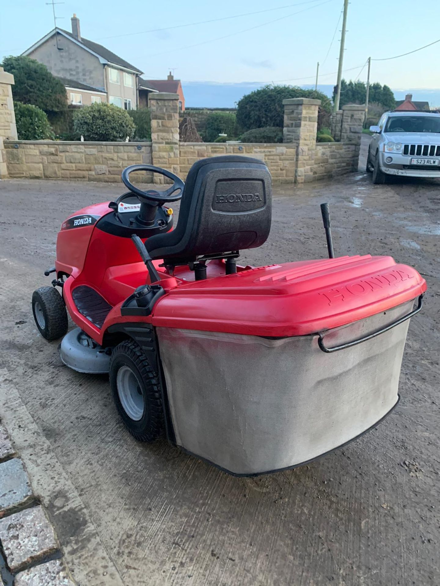 HONDA 2315 V TWIN RIDE ON LAWN MOWER, CLEAN MACHINE, HONDA GCV520 ENGINE *NO VAT* - Image 3 of 5