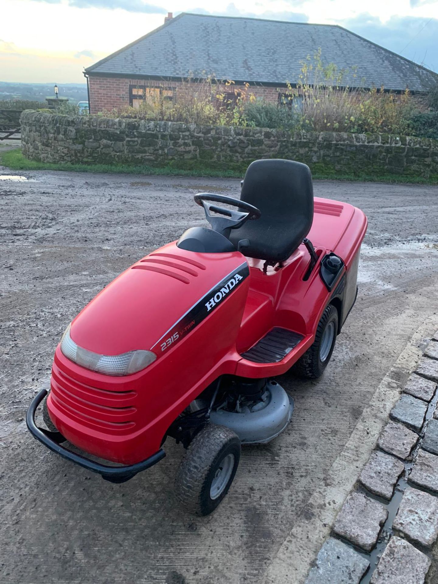 HONDA 2315 V TWIN RIDE ON LAWN MOWER, CLEAN MACHINE, HONDA GCV520 ENGINE *NO VAT* - Image 5 of 5