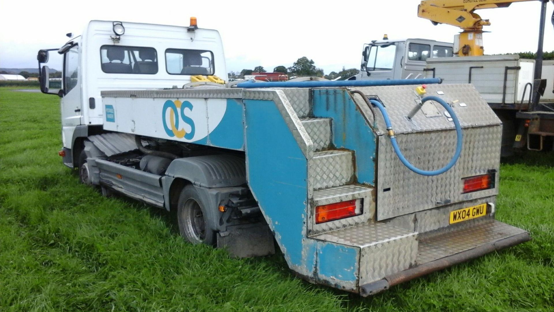 2004/04 REG MERCEDES CVS ATEGO 815 DAY DIESEL WHITE 4X2 AIRCRAFT BOWSER, SHOWING 0 FORMER KEEPERS - Image 5 of 10