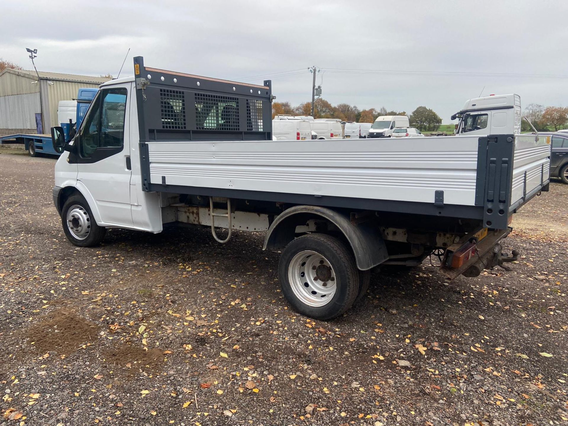 2011/61 REG FORD TRANSIT 140 T350M LTD D/C 2.4 DIESEL WHITE TIPPER, SHOWING 1 FORMER KEEPER - Image 4 of 10