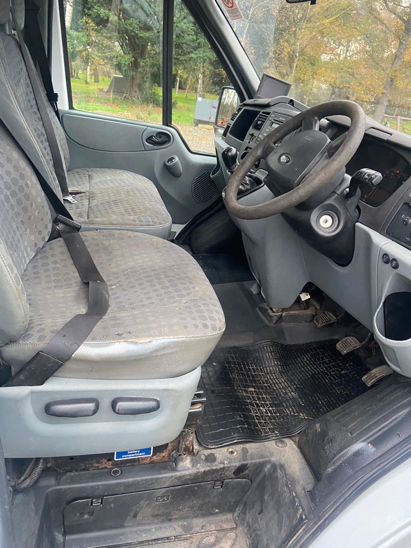 2011/61 REG FORD TRANSIT 140 T350M LTD D/C 2.4 DIESEL WHITE TIPPER, SHOWING 1 FORMER KEEPER - Image 9 of 10