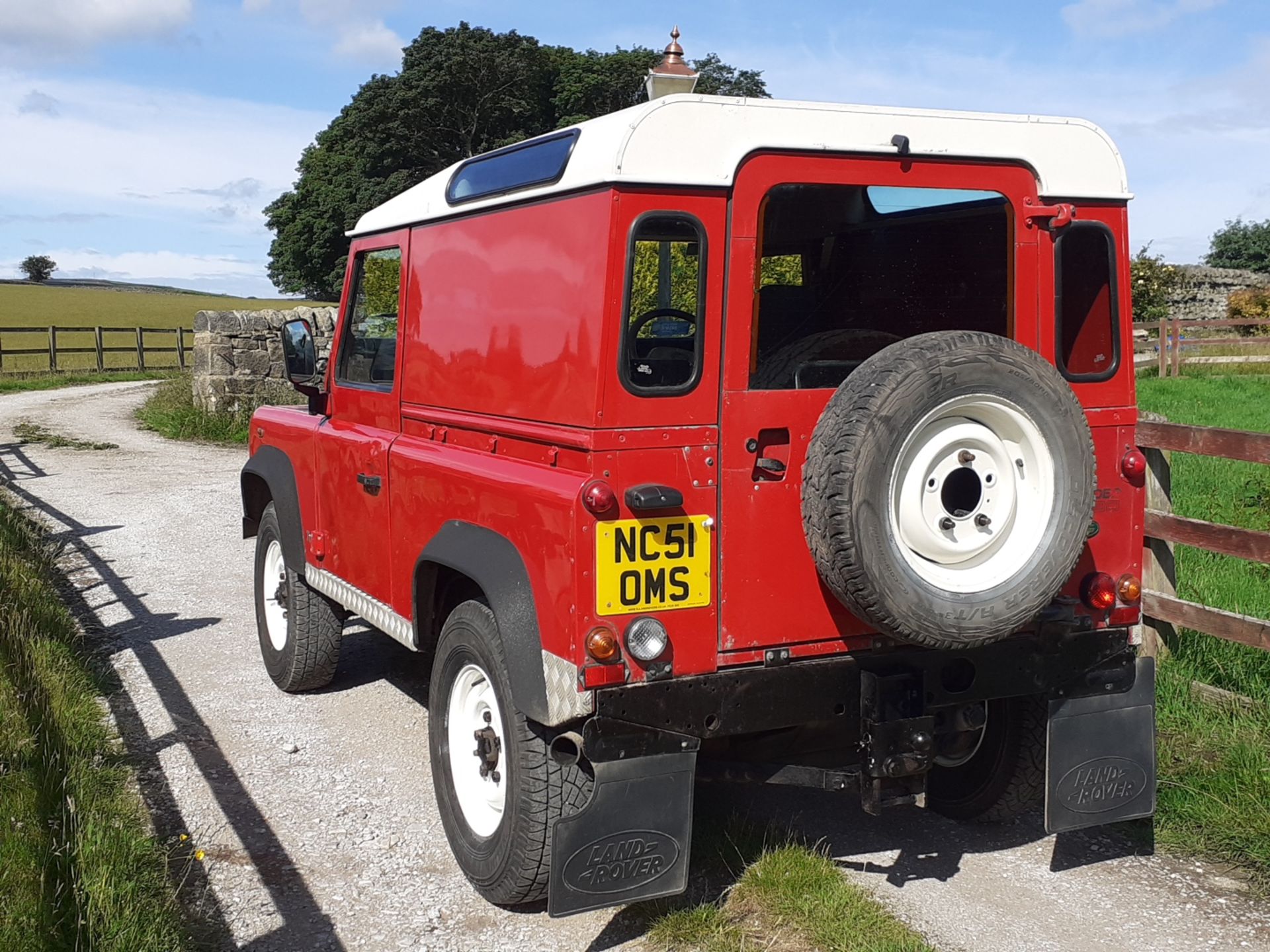 2002/51 REG LAND ROVER DEFENDER 90 PICK-UP TD5 RED 2.5 DIESEL 130 BHP, SHOWING 2 FORMER KEEPERS - Image 6 of 14