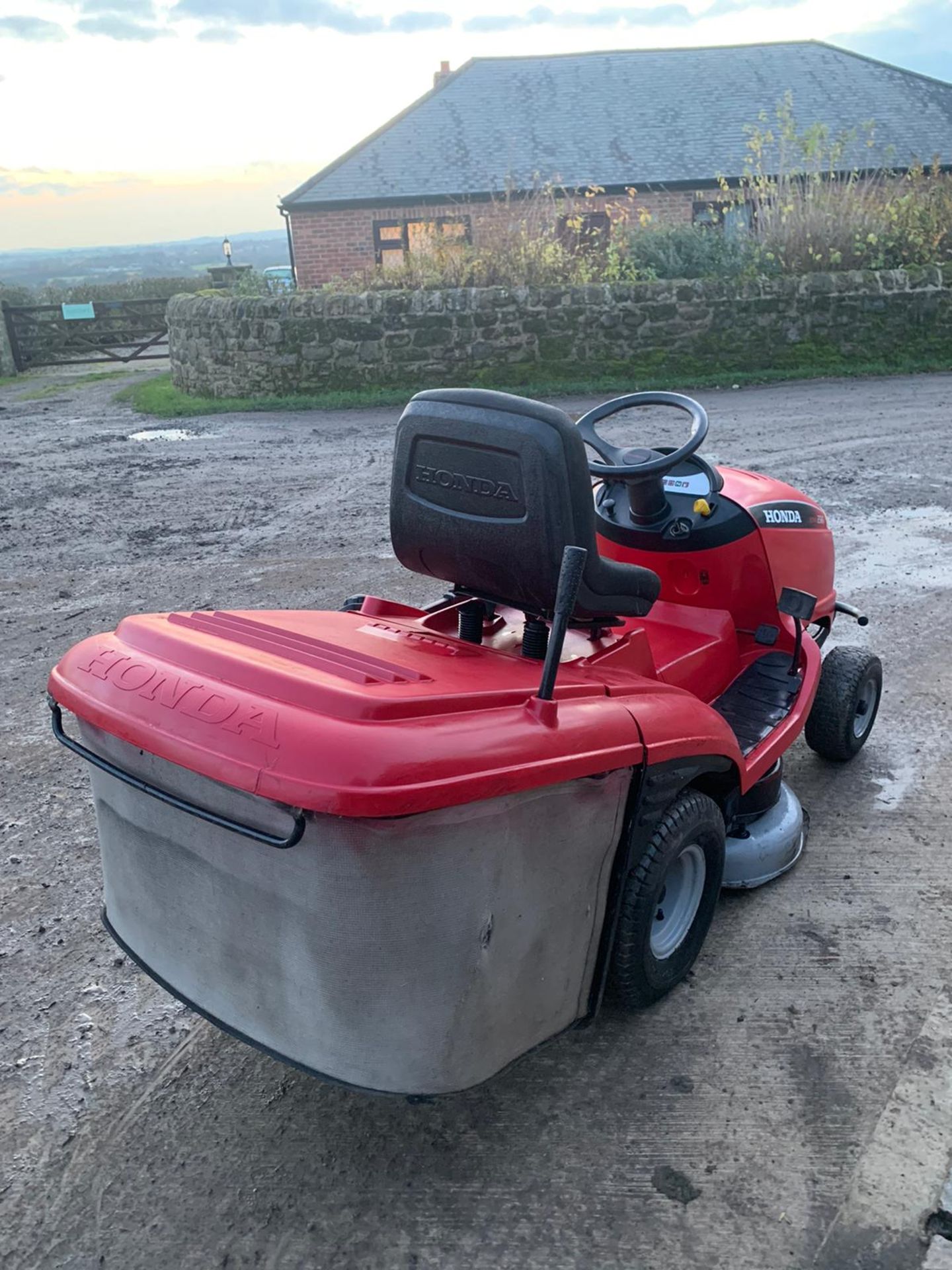 HONDA 2315 V TWIN RIDE ON LAWN MOWER, CLEAN MACHINE, HONDA GCV520 ENGINE *NO VAT* - Image 2 of 5