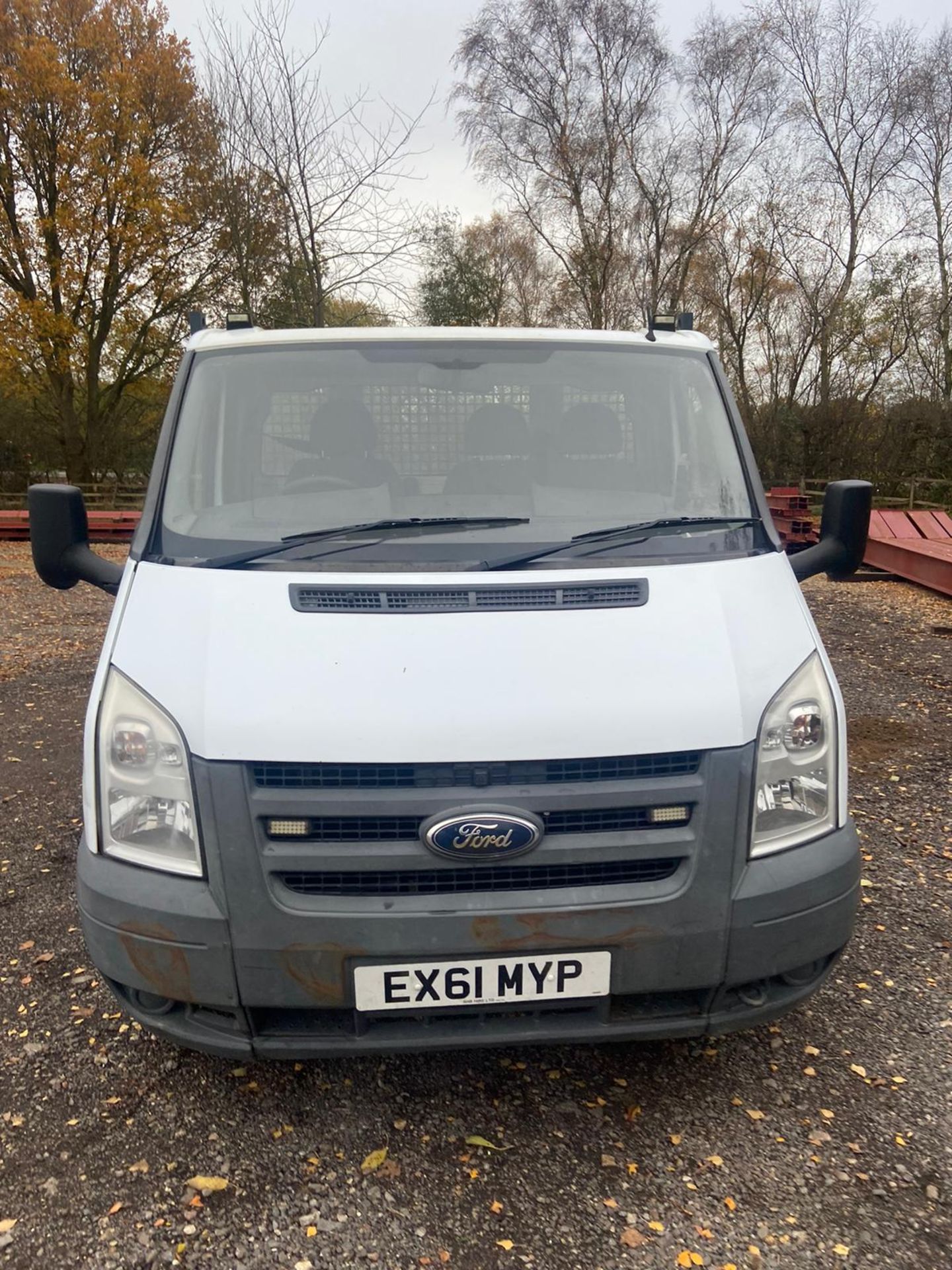 2011/61 REG FORD TRANSIT 140 T350M LTD D/C 2.4 DIESEL WHITE TIPPER, SHOWING 1 FORMER KEEPER - Image 2 of 10