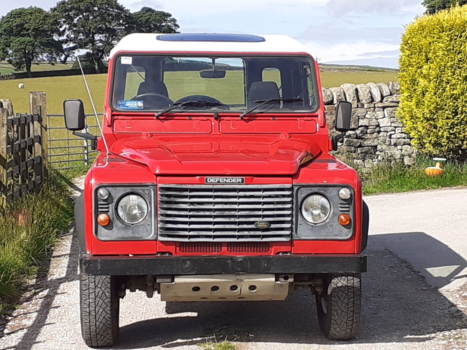 2002/51 REG LAND ROVER DEFENDER 90 PICK-UP TD5 RED 2.5 DIESEL 130 BHP, SHOWING 2 FORMER KEEPERS - Image 2 of 14