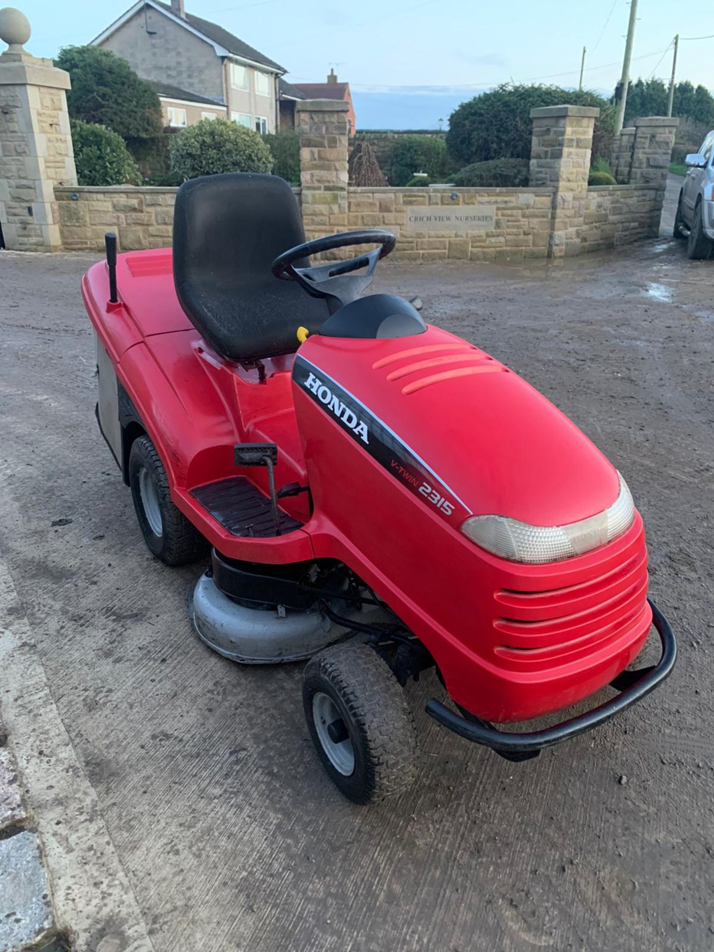 HONDA 2315 V TWIN RIDE ON LAWN MOWER, CLEAN MACHINE, HONDA GCV520 ENGINE *NO VAT*