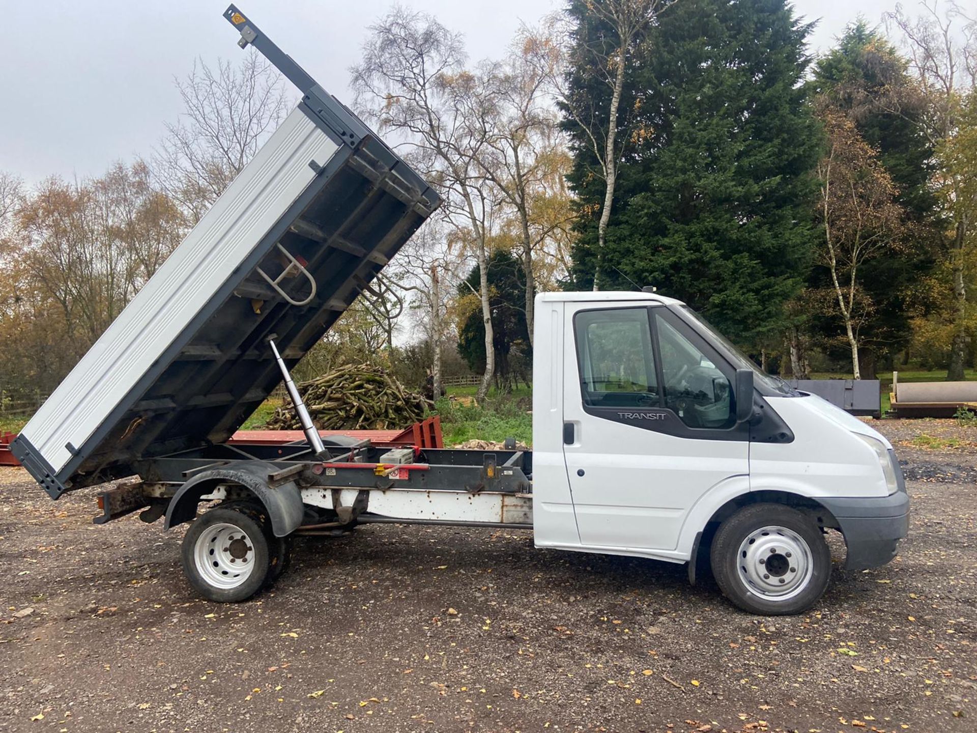 2011/61 REG FORD TRANSIT 140 T350M LTD D/C 2.4 DIESEL WHITE TIPPER, SHOWING 1 FORMER KEEPER - Image 7 of 10