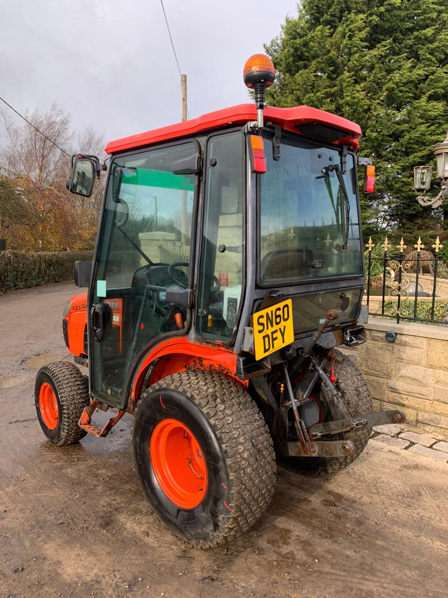 2010/11 KUBOTA B2530 COMPACT TRACTOR, RUNS AND DRIVES, FULLY GLASS CAB, CLEAN MACHINE *PLUS VAT* - Image 5 of 5
