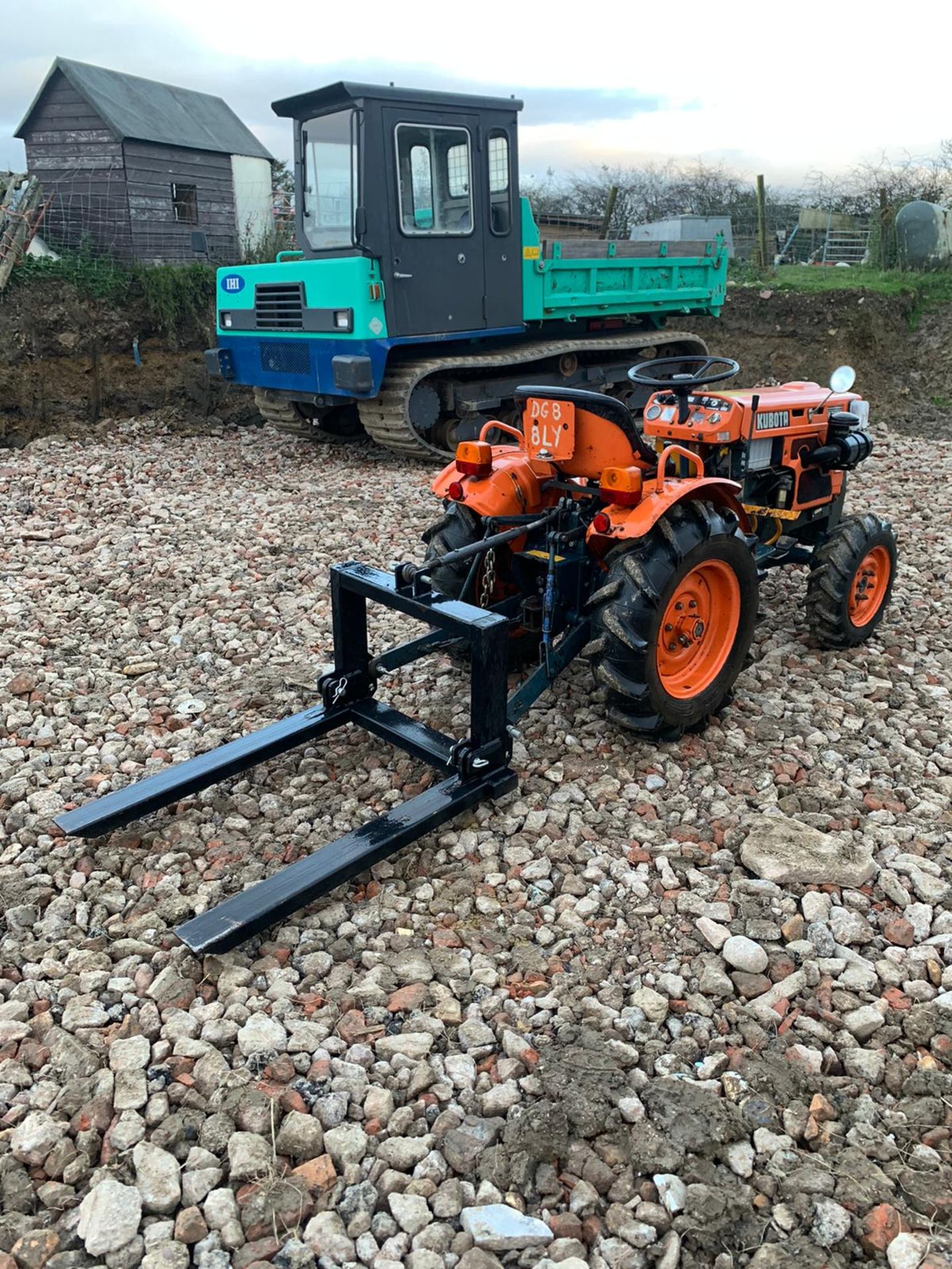 KUBOTA B7100 COMPACT TRACTOR, RUNS, DRIVES, LIFTS, C/W PALLET FORKS, FRONT WEIGHTS, LOW 623 HOURS - Image 4 of 7