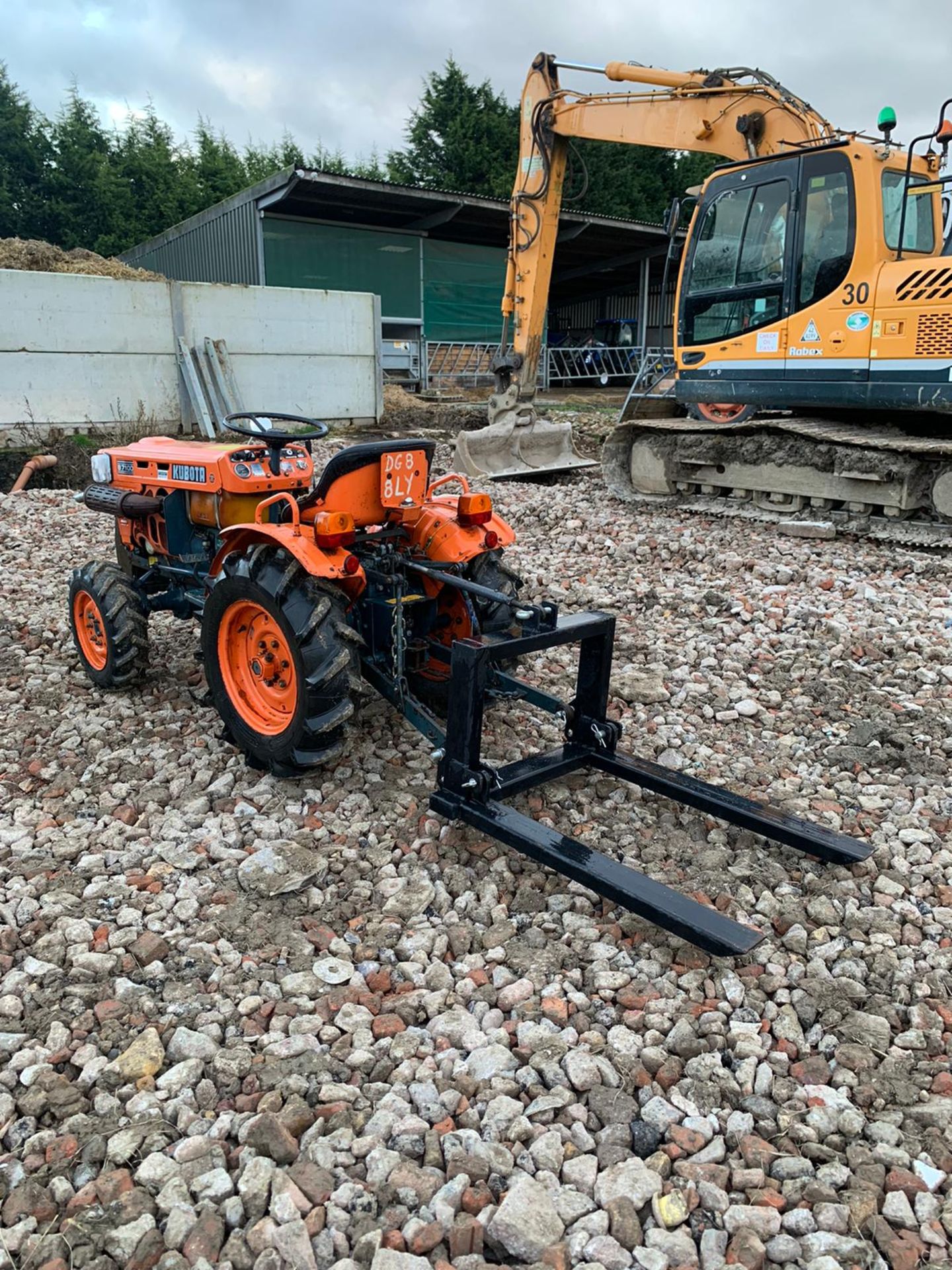 KUBOTA B7100 COMPACT TRACTOR, RUNS, DRIVES, LIFTS, C/W PALLET FORKS, FRONT WEIGHTS, LOW 623 HOURS - Image 7 of 7