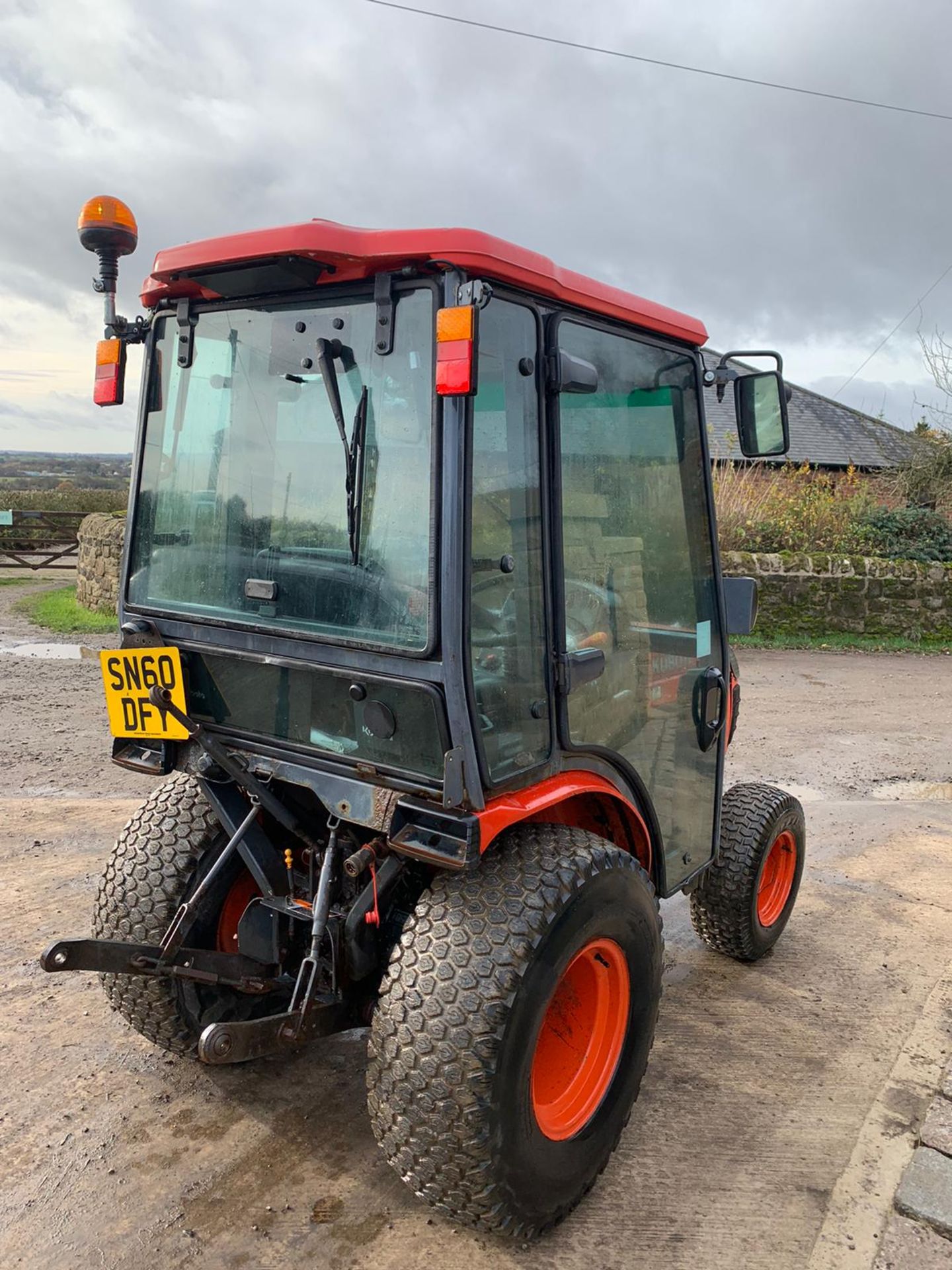 2010/11 KUBOTA B2530 COMPACT TRACTOR, RUNS AND DRIVES, FULLY GLASS CAB, CLEAN MACHINE *PLUS VAT* - Image 2 of 5