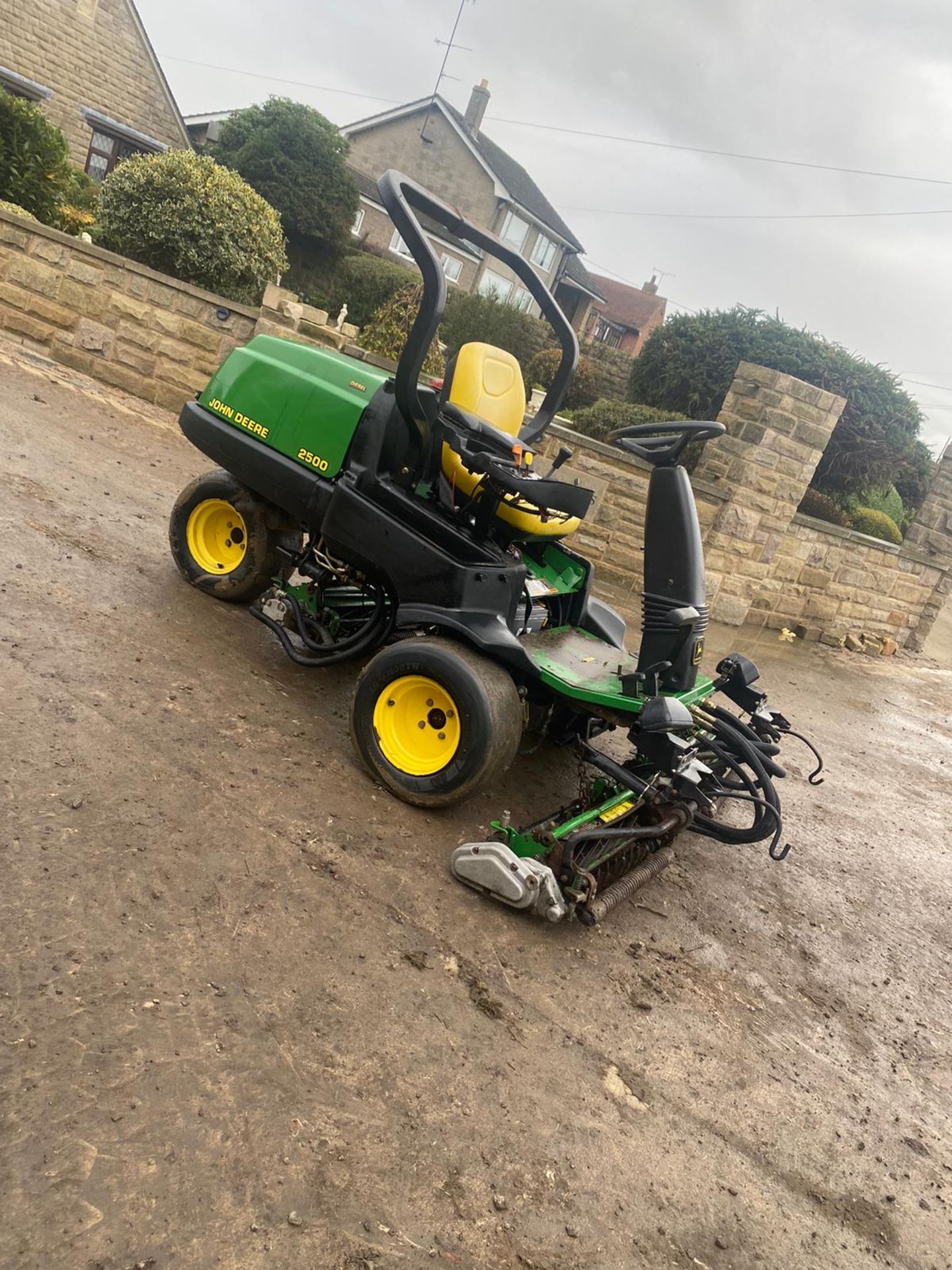 JOHN DEERE 2500 RIDE ON LAWN MOWER, RUNS, DRIVES AND CUTS, NEW BATTERY *NO VAT*