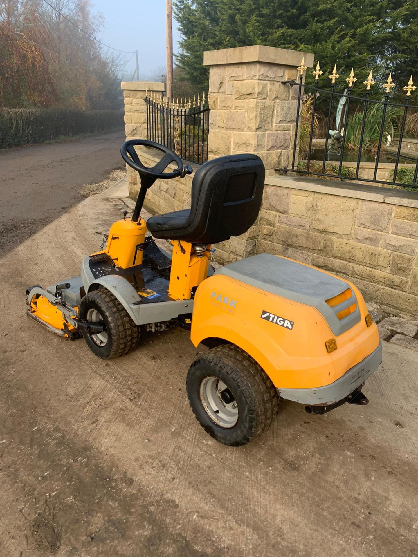 Stiga Compact 16 4WD Ride On Mower, Runs Drives And Cuts, Clean Machine, With Trailer And Roller - Image 7 of 8