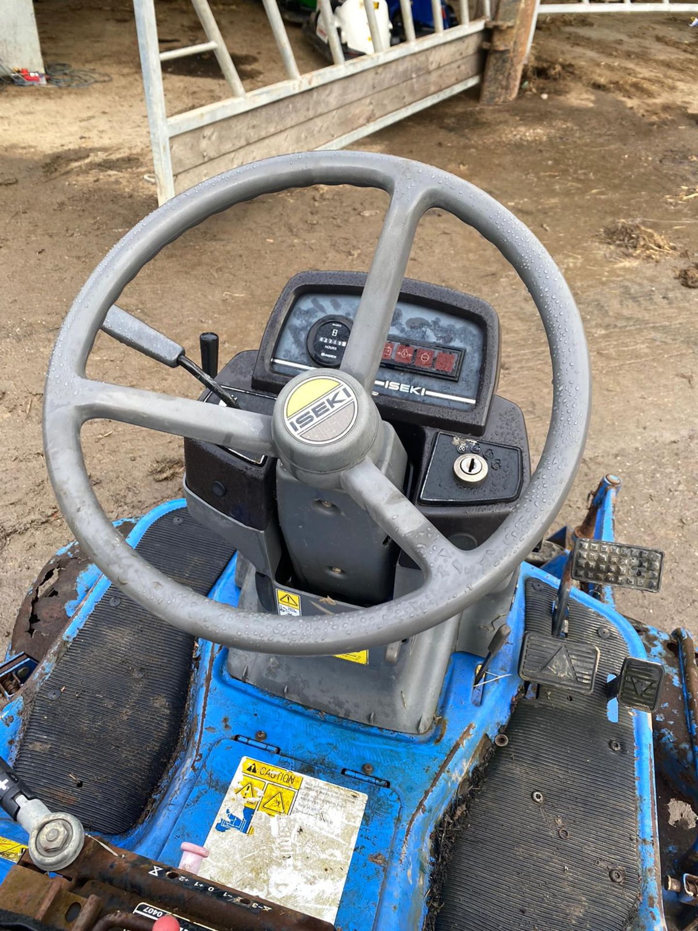 ISEKI SFZ30 RIDE ON LAWN MOWER, DECK NEEDS REPAIR *NO VAT* - Image 7 of 7