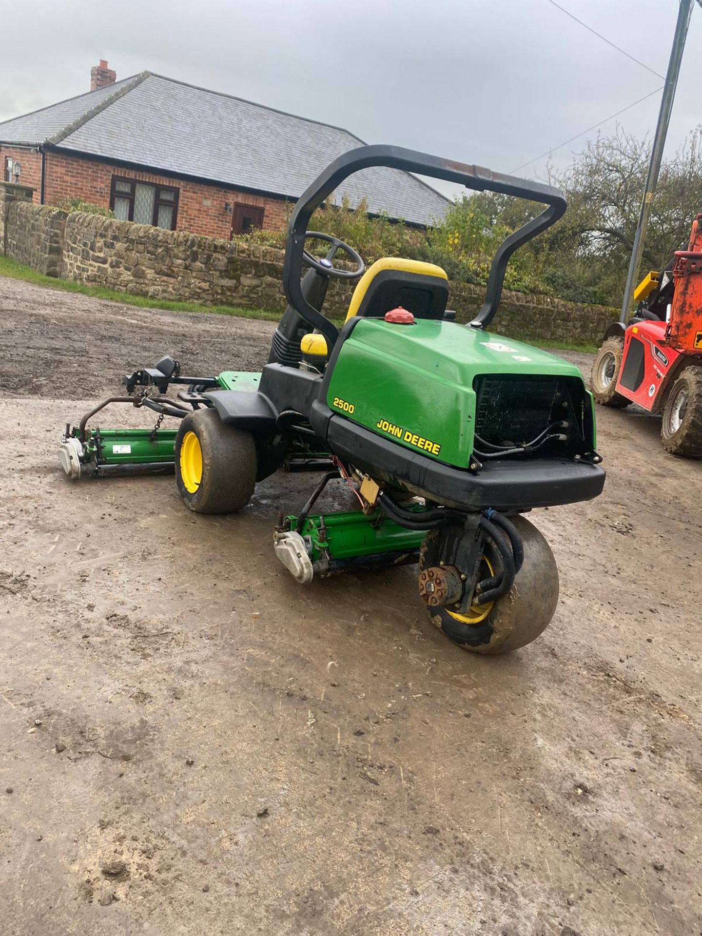 JOHN DEERE 2500 RIDE ON LAWN MOWER, RUNS, DRIVES AND CUTS, NEW BATTERY *NO VAT* - Image 3 of 6