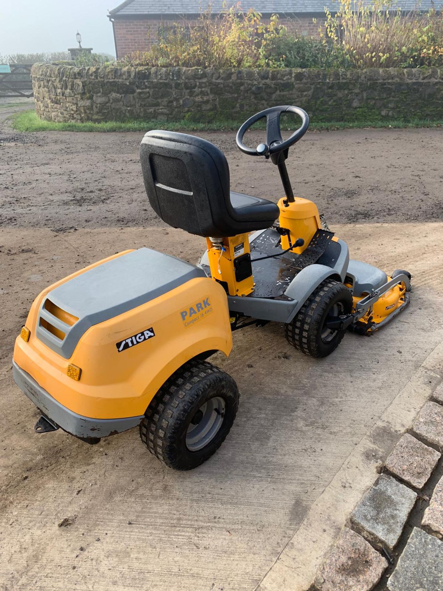 Stiga Compact 16 4WD Ride On Mower, Runs Drives And Cuts, Clean Machine, With Trailer And Roller - Image 3 of 8