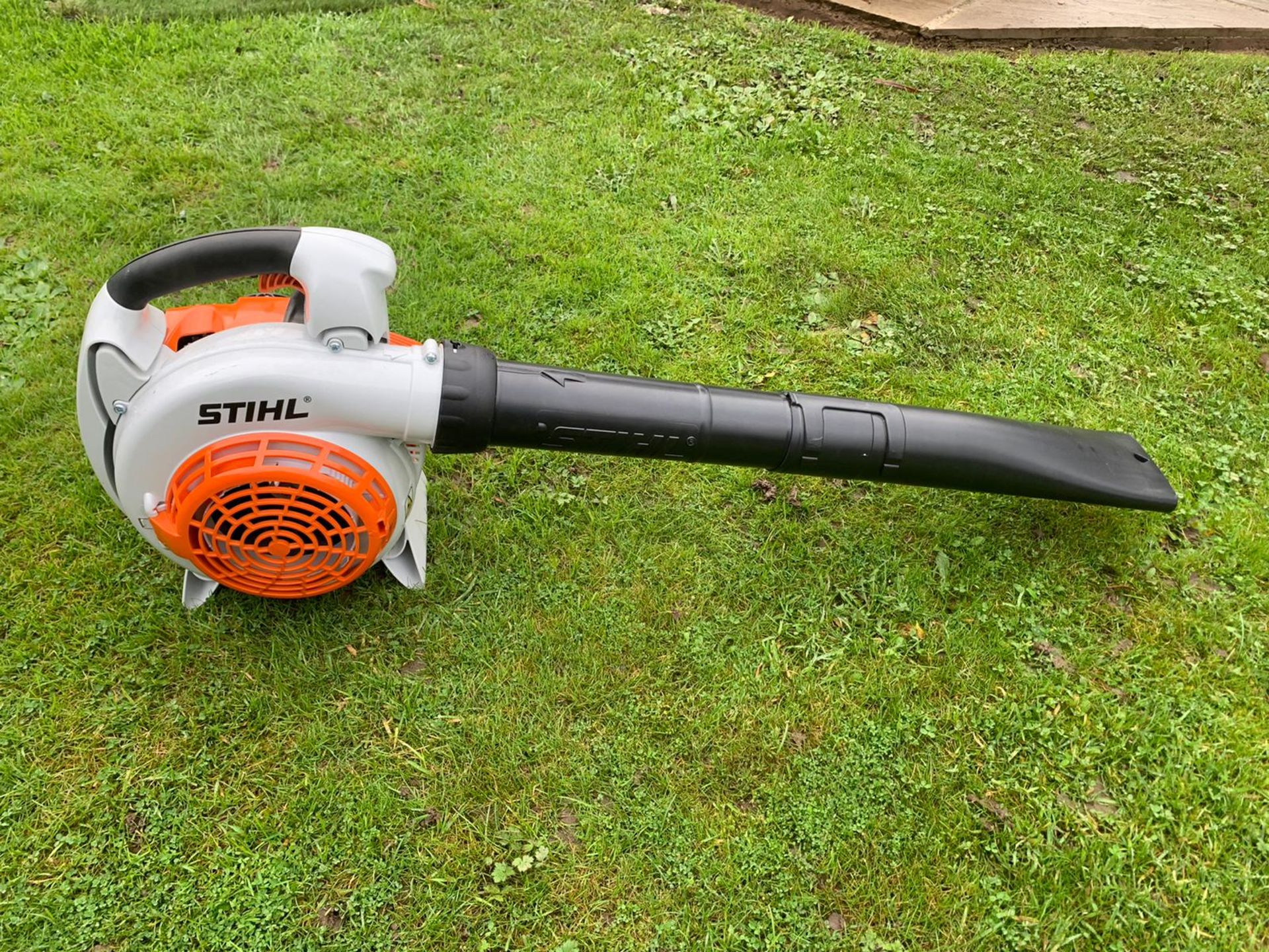 BRAND NEW AND UNUSED STIHL BNG86C-E LEAF BLOWER, C/W MANUAL, VACCUM PIPES & BAG *NO VAT* - Image 3 of 4