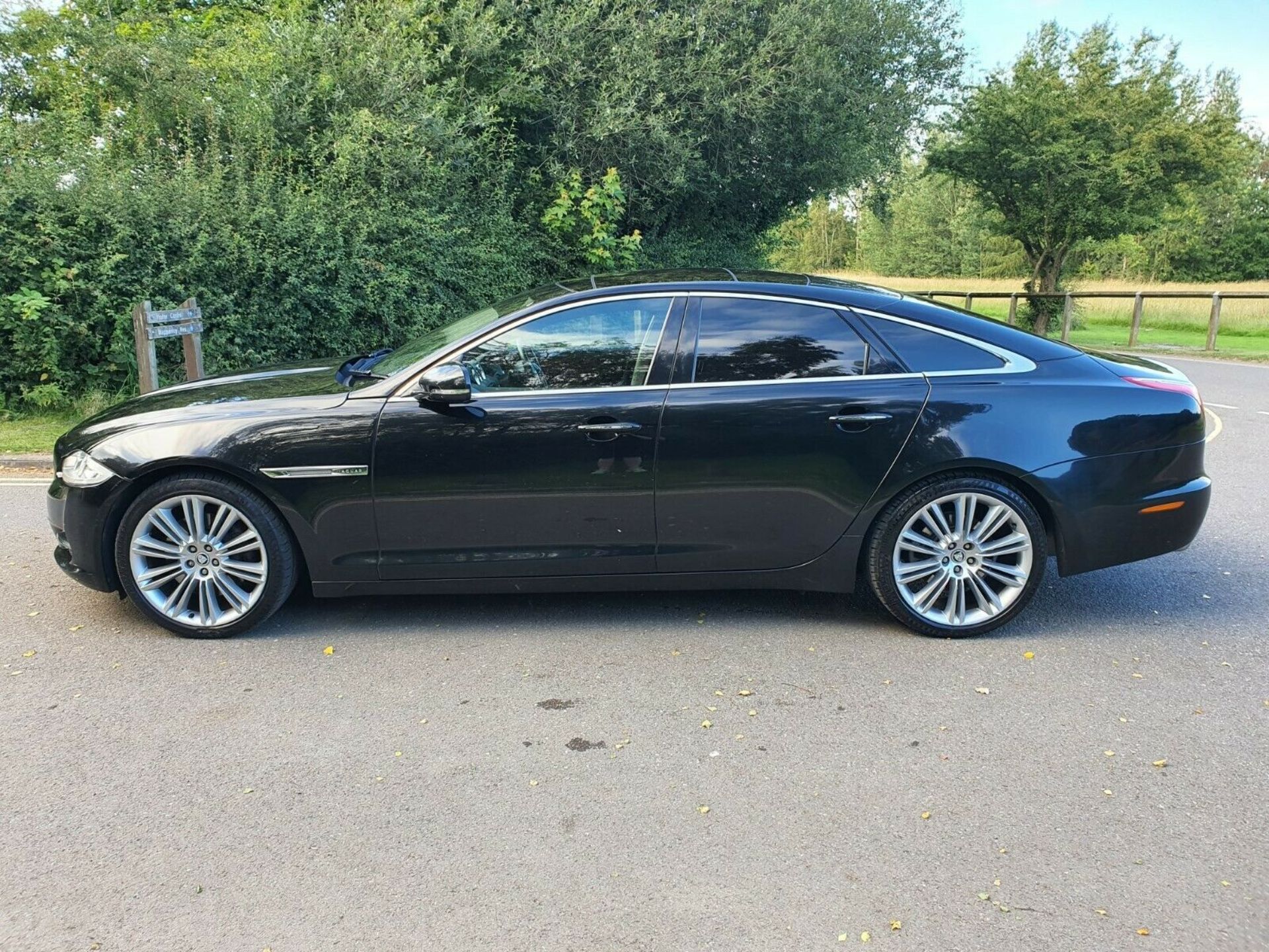 2010/10 REG JAGUAR XJ PREMIUM LUXURY V6 DIESEL AUTOMATIC BLACK 4 DOOR SALOON *NO VAT* - Image 4 of 12