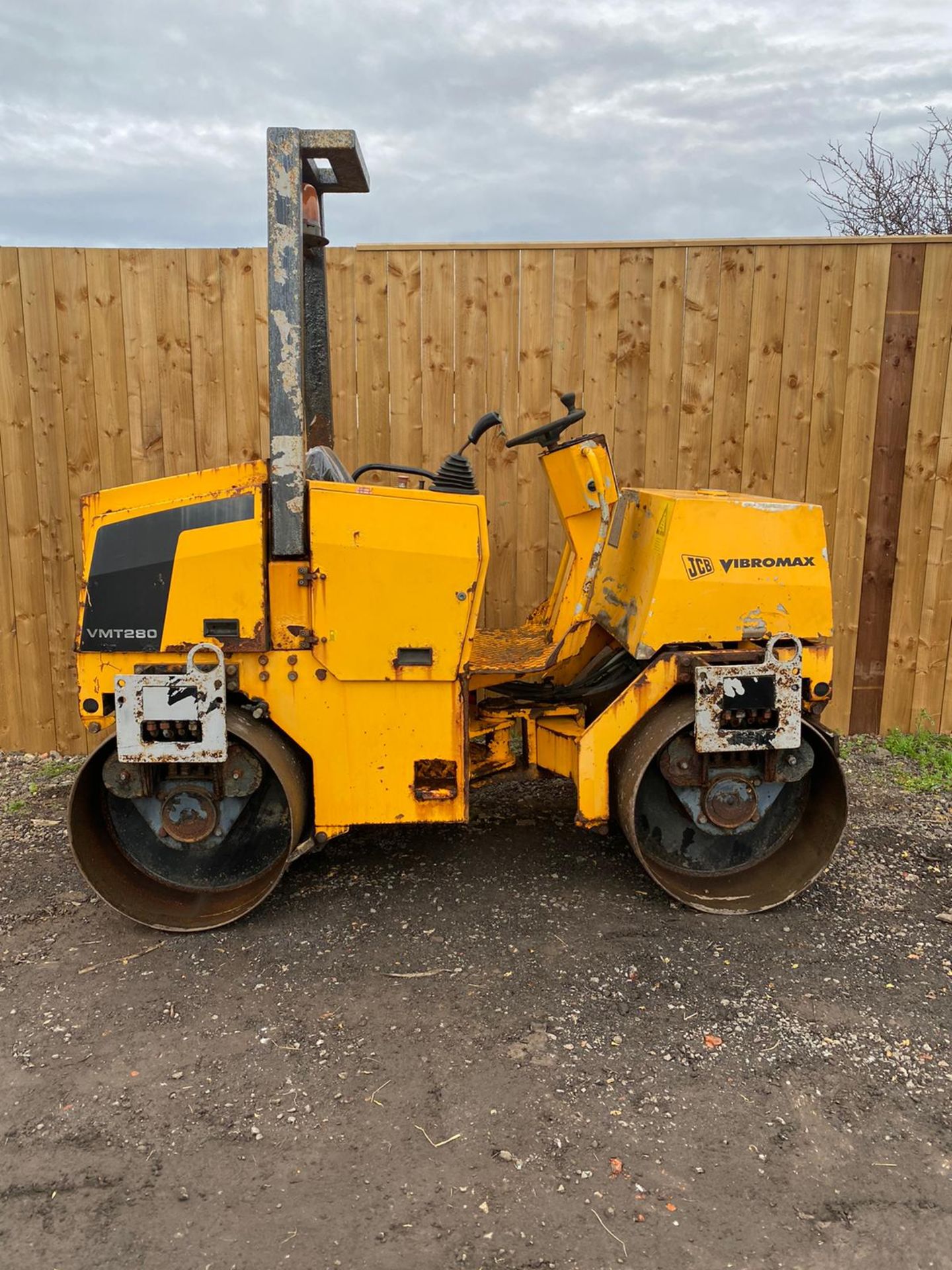 JCB VMT280 VIBROMAX DIESEL ROLLER, STARTS, RUNS, DRIVES & VIBRATES ON BOTH DRUMS *PLUS VAT* - Image 4 of 8