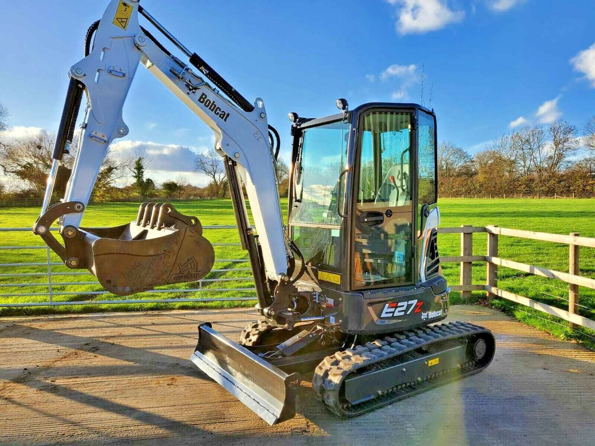 MINI EXCAVATOR BOBCAT E27Z, BRAND NEW - NEVER USED, 3 BUCKETS, LONG REACH DIPPER, ZERO HOURS