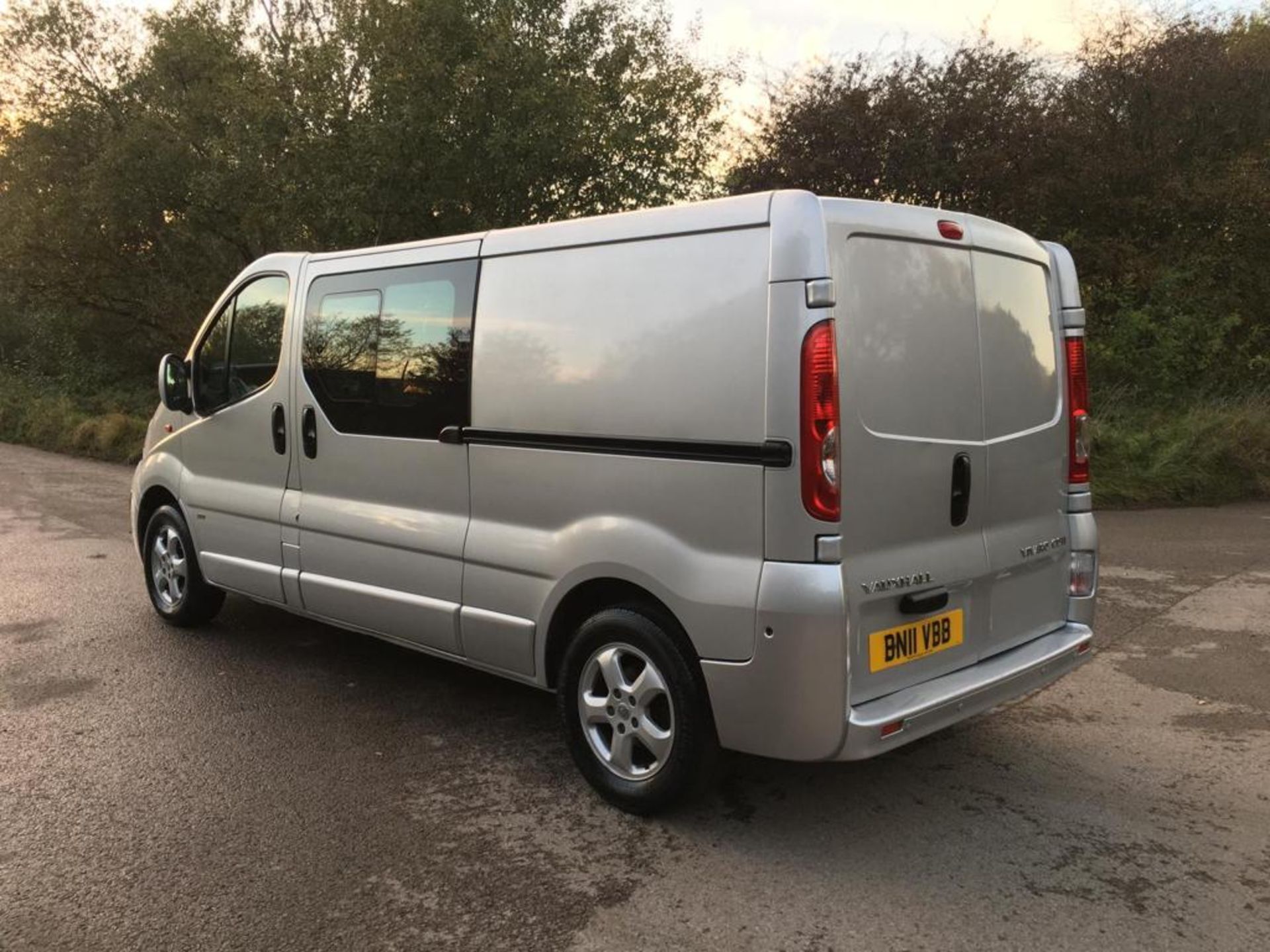 2011/11 REG VAUXHALL VIVARO 2900 D/C LWB 2.0 DIESEL SILVER PANEL VAN, SHOWING 1 FORMER KEEPER - Image 3 of 13