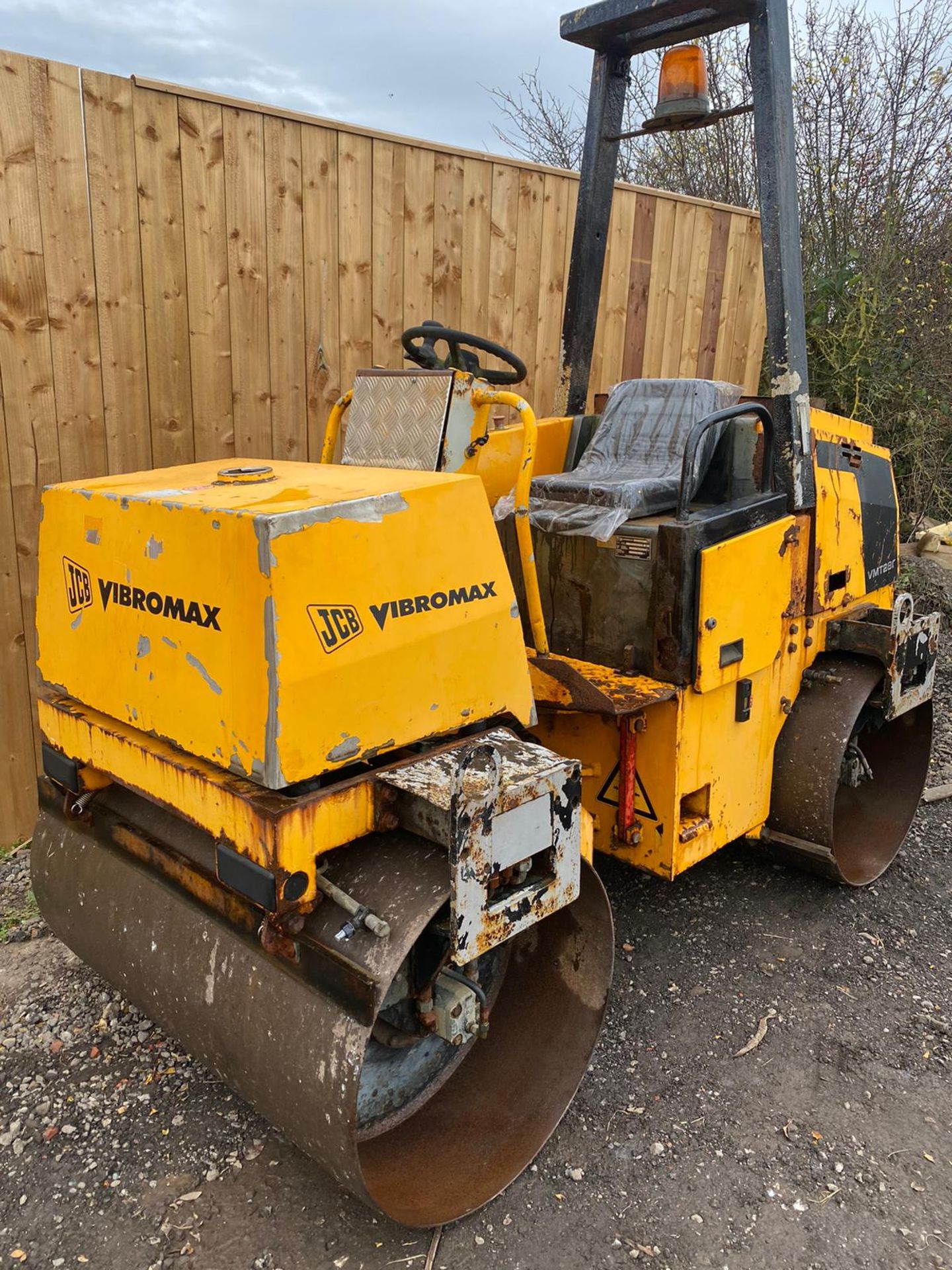 JCB VMT280 VIBROMAX DIESEL ROLLER, STARTS, RUNS, DRIVES & VIBRATES ON BOTH DRUMS *PLUS VAT* - Image 2 of 8