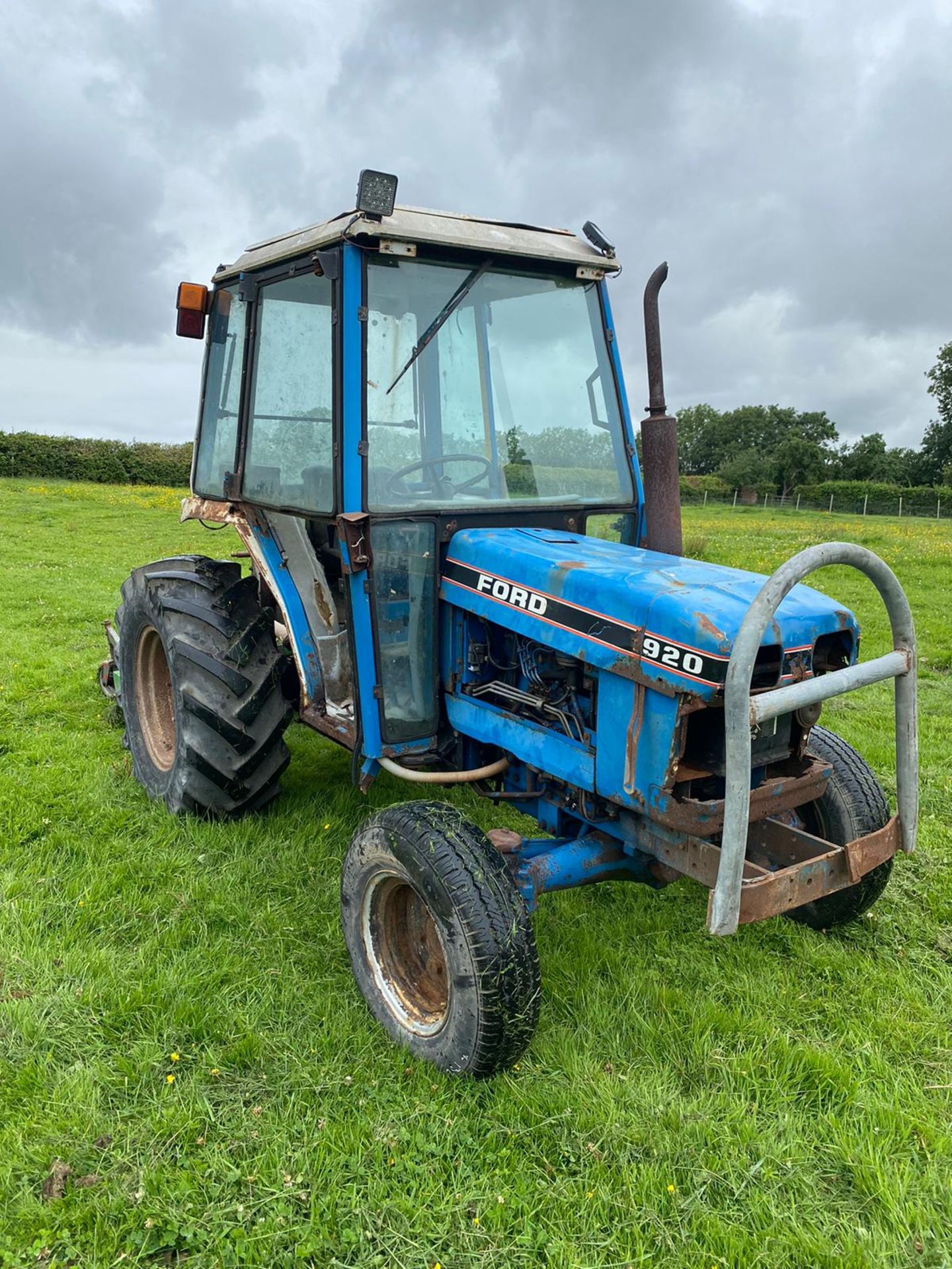 FORD 1920 COMPACT TRACTOR, ROAD REGISTERED, STARTS FIRST TURN OF THE KEY, RUNS & WORKS AS IT SHOULD - Image 3 of 8