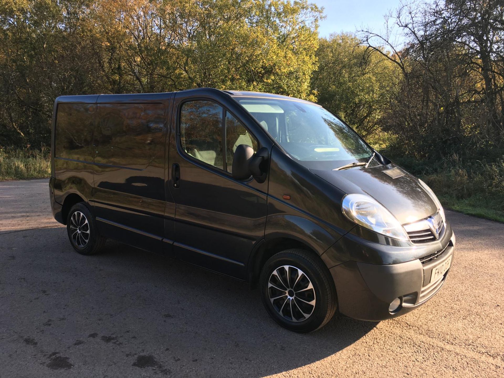 2010/10 REG VAUXHALL VIVARO SPORTIVE CDTI SWB 2.0 DIESEL BLACK PANEL VAN, SHOWING 0 FORMER KEEPERS