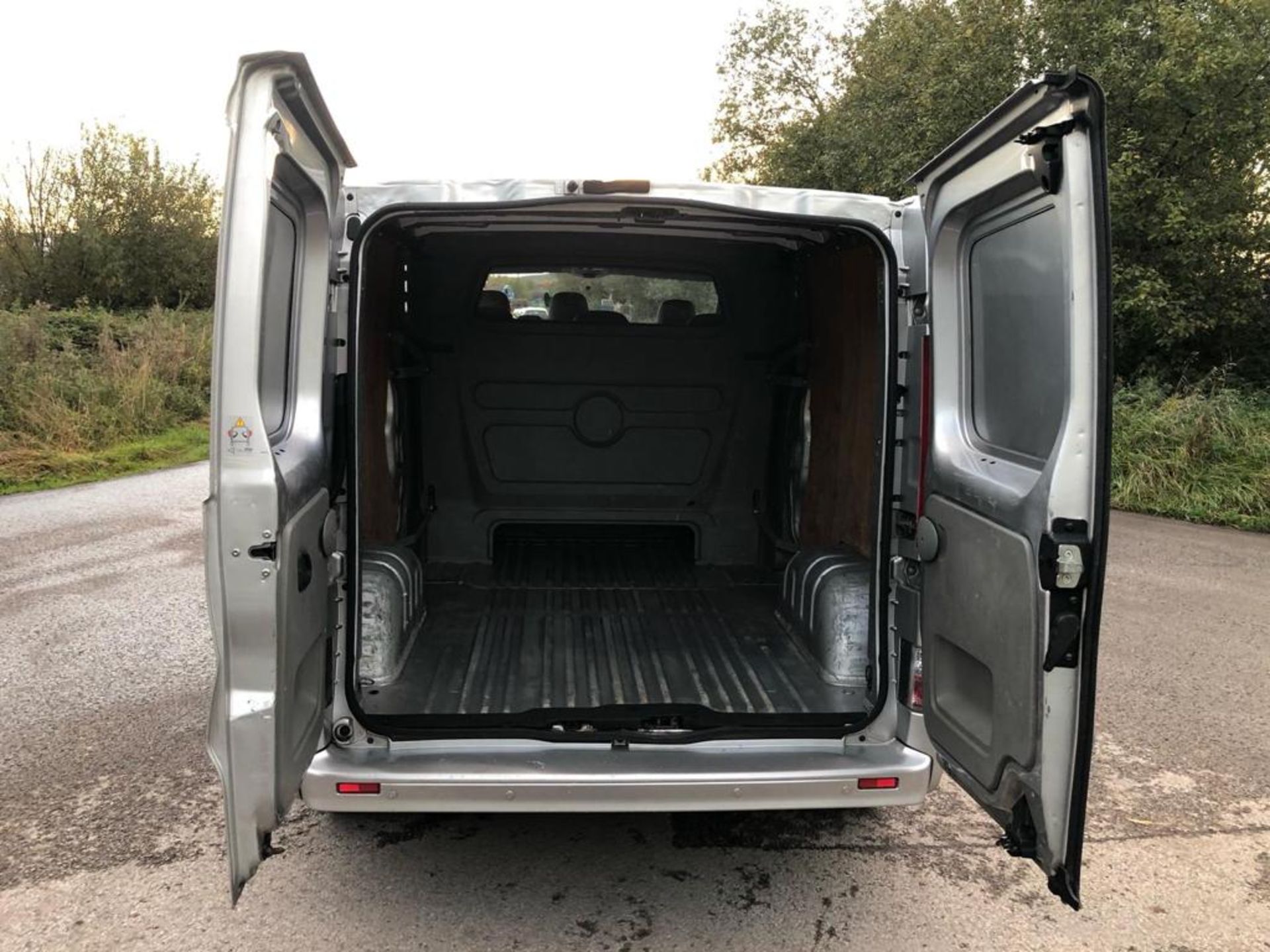 2011/11 REG VAUXHALL VIVARO 2900 D/C LWB 2.0 DIESEL SILVER PANEL VAN, SHOWING 1 FORMER KEEPER - Image 9 of 13