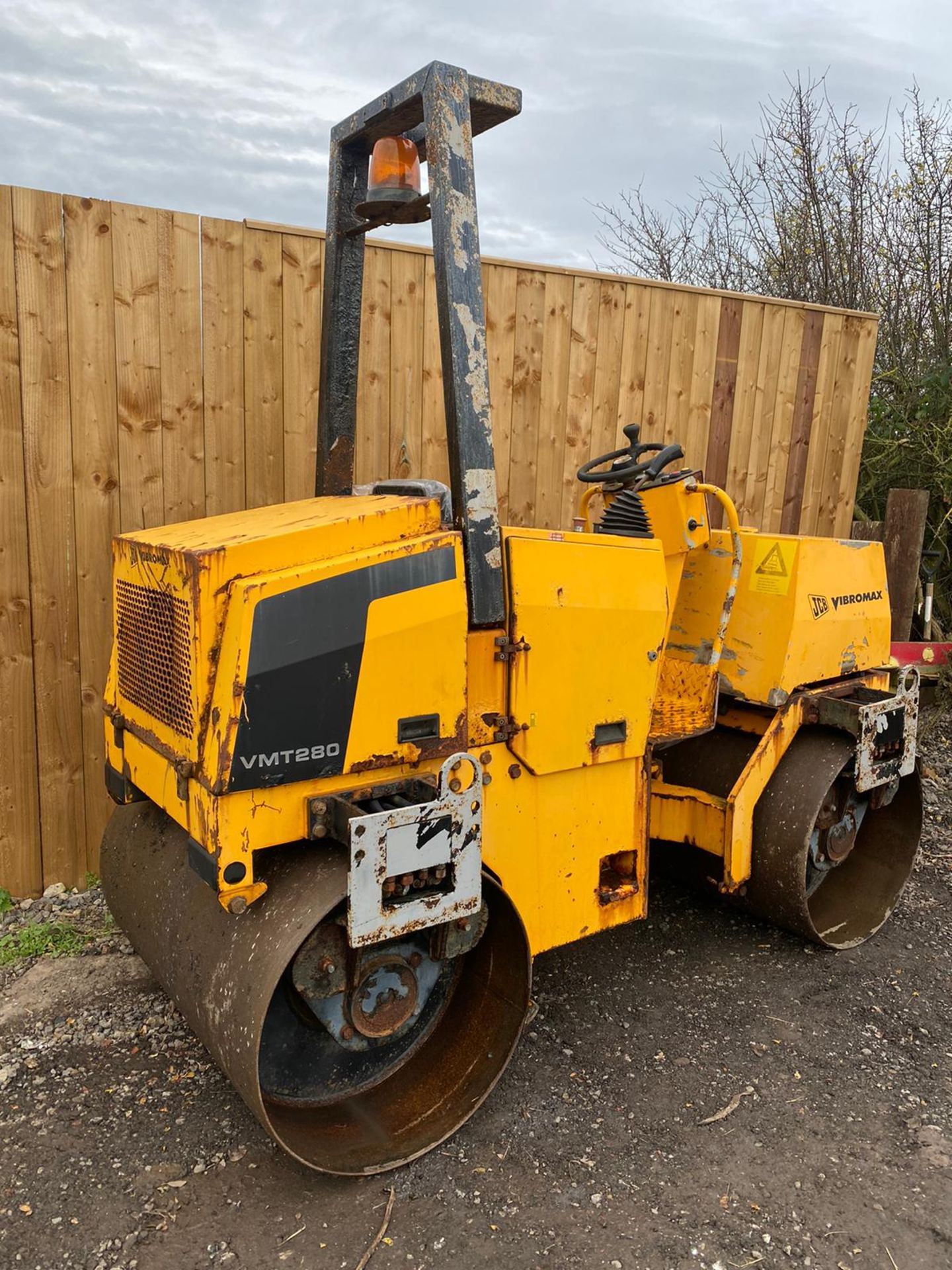 JCB VMT280 VIBROMAX DIESEL ROLLER, STARTS, RUNS, DRIVES & VIBRATES ON BOTH DRUMS *PLUS VAT* - Image 7 of 8