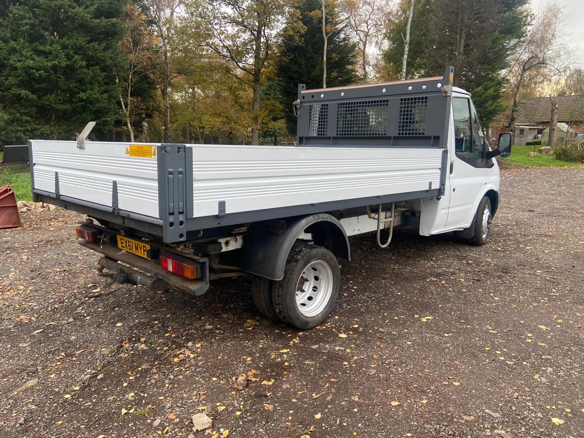 2011/61 REG FORD TRANSIT 140 T350M LTD D/C 2.4 DIESEL WHITE TIPPER, SHOWING 1 FORMER KEEPER - Image 9 of 10