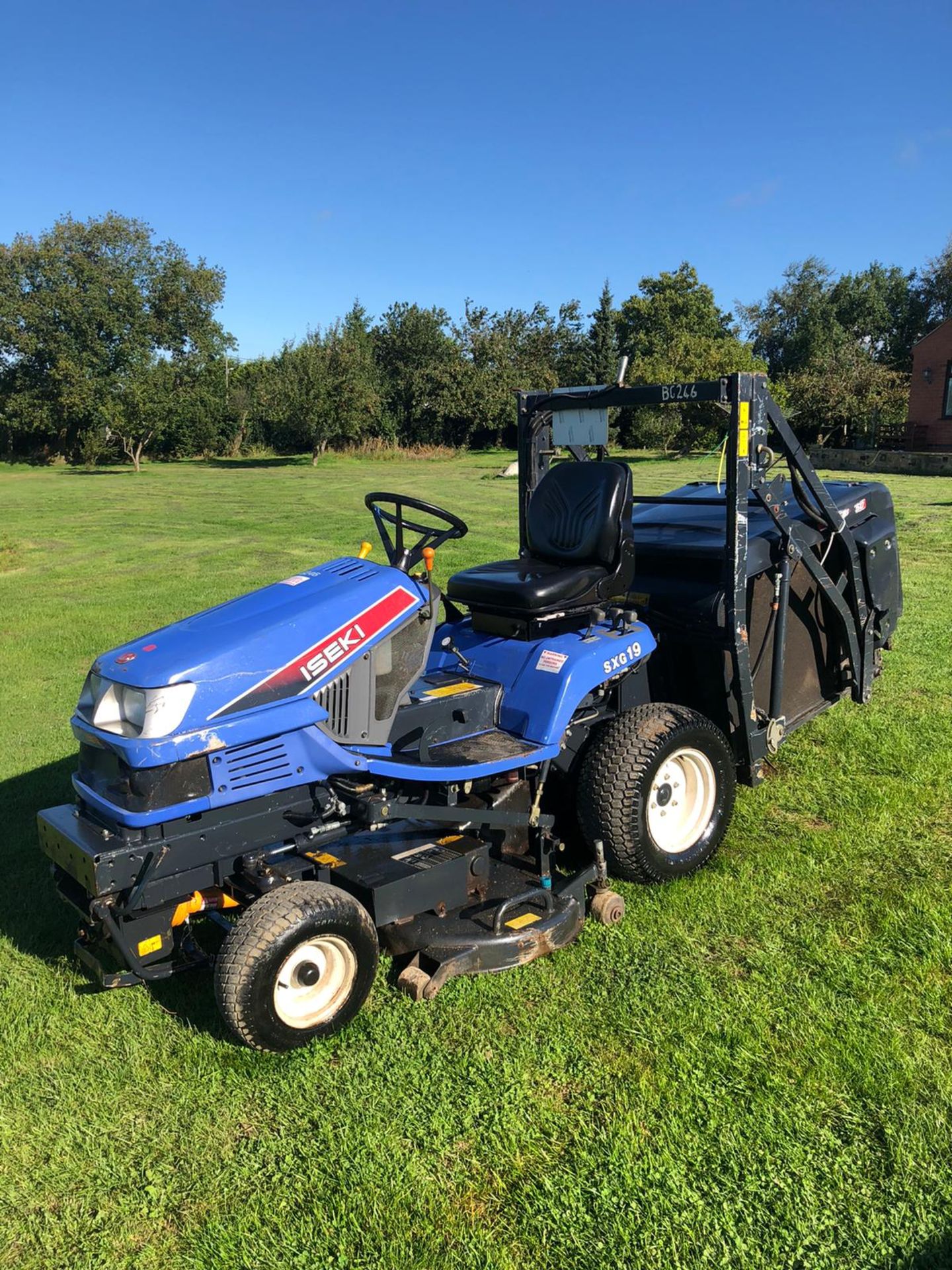 2011 ISEKI SXG19 RIDE ON LAWN MOWER, 1280 HOURS, RUNS, DRIVES AND CUTS, HIGH TIP COLLECTOR *PLUS VAT