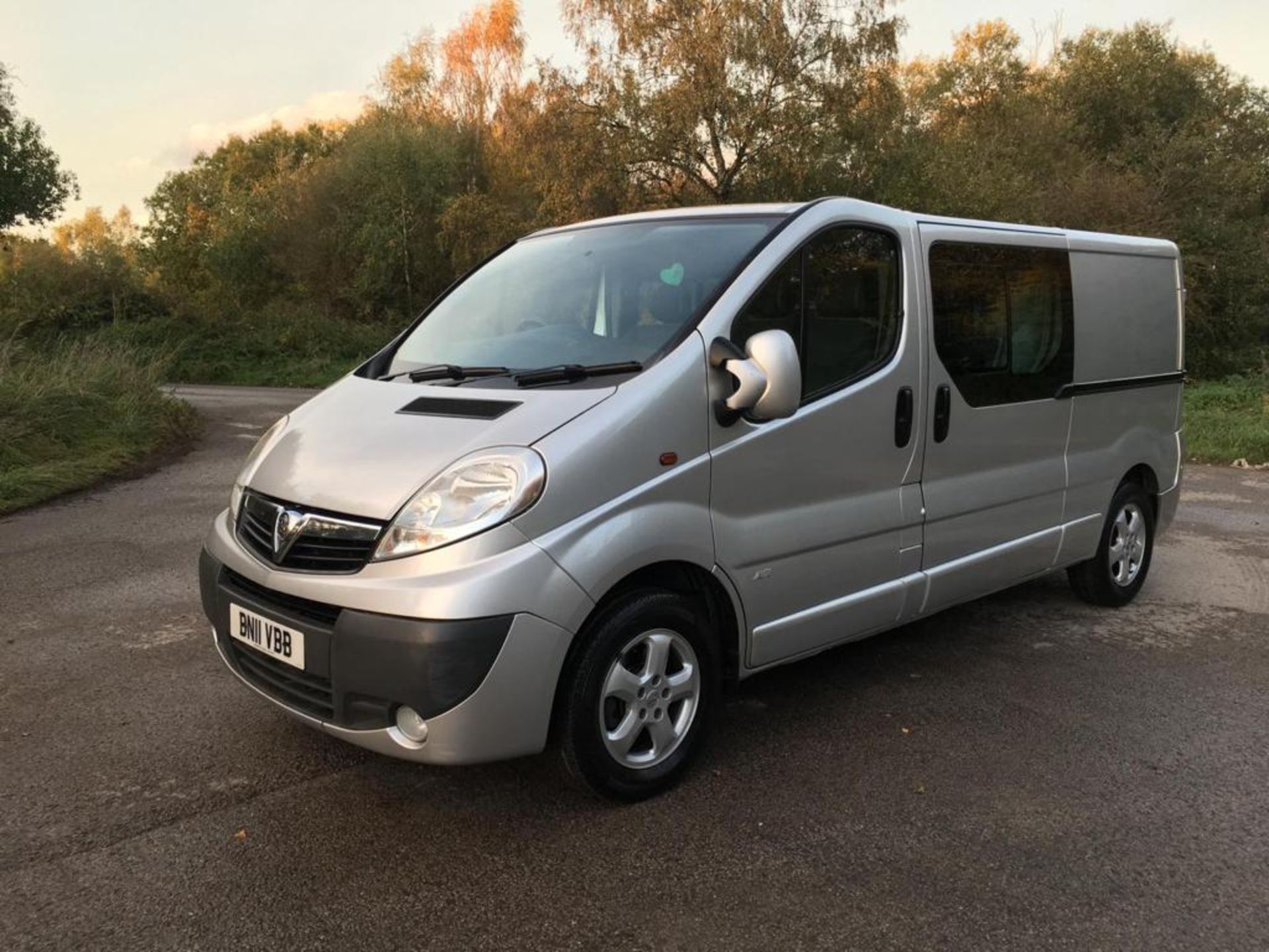 2011/11 REG VAUXHALL VIVARO 2900 D/C LWB 2.0 DIESEL SILVER PANEL VAN, SHOWING 1 FORMER KEEPER - Image 2 of 13