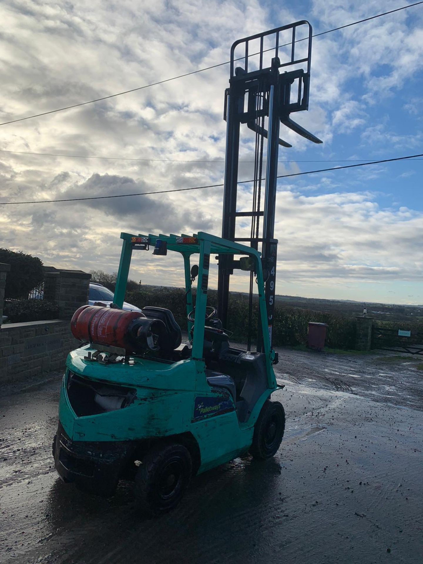 2015 MITSUBISHI FG25NT GAS FORKLIFT, RUNS, DRIVES, LIFTS, CLEAN MACHINE, SIDE SHIFT, CONTAINER SPEC - Image 4 of 6