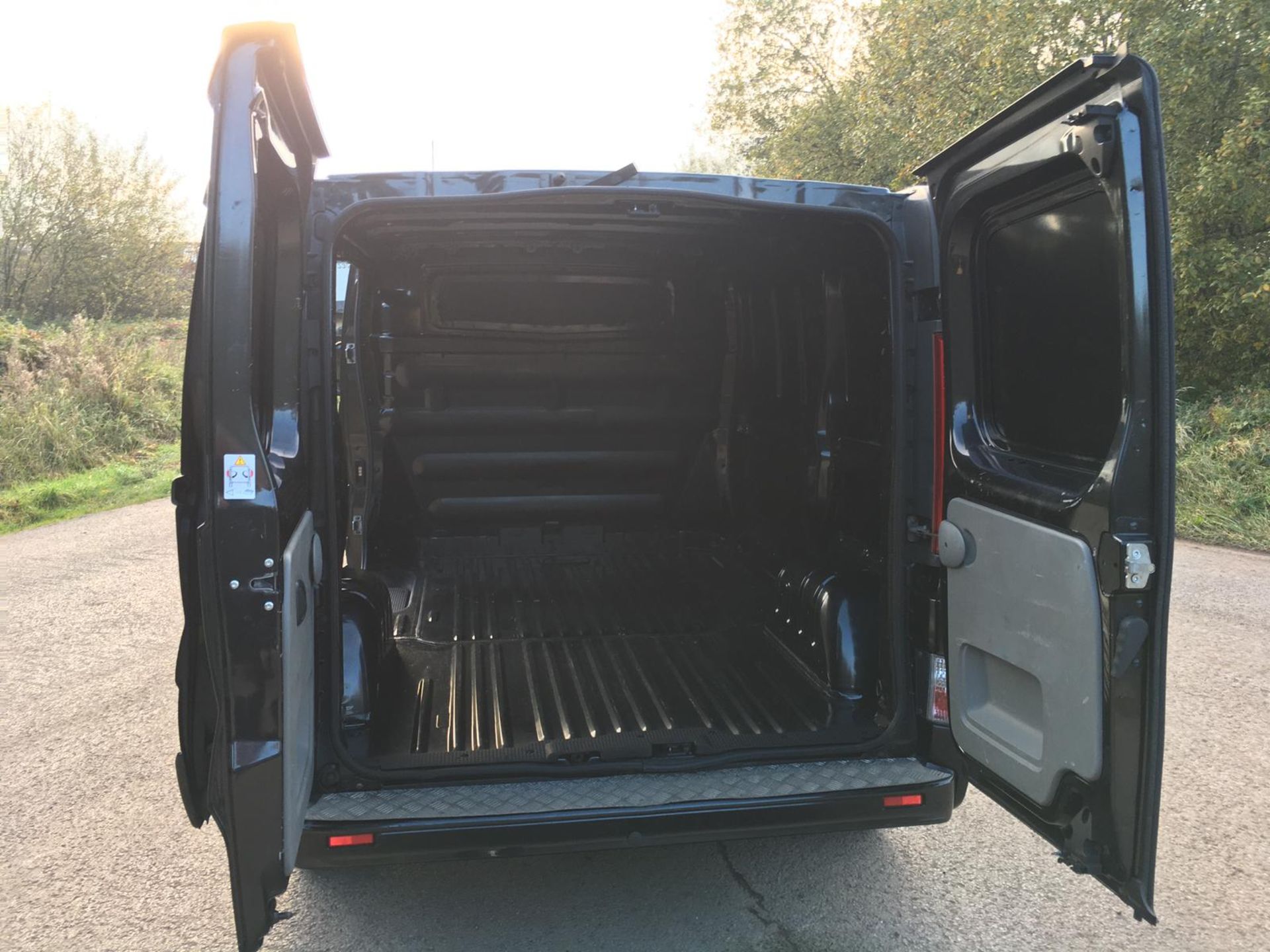 2010/10 REG VAUXHALL VIVARO SPORTIVE CDTI SWB 2.0 DIESEL BLACK PANEL VAN, SHOWING 0 FORMER KEEPERS - Image 5 of 14