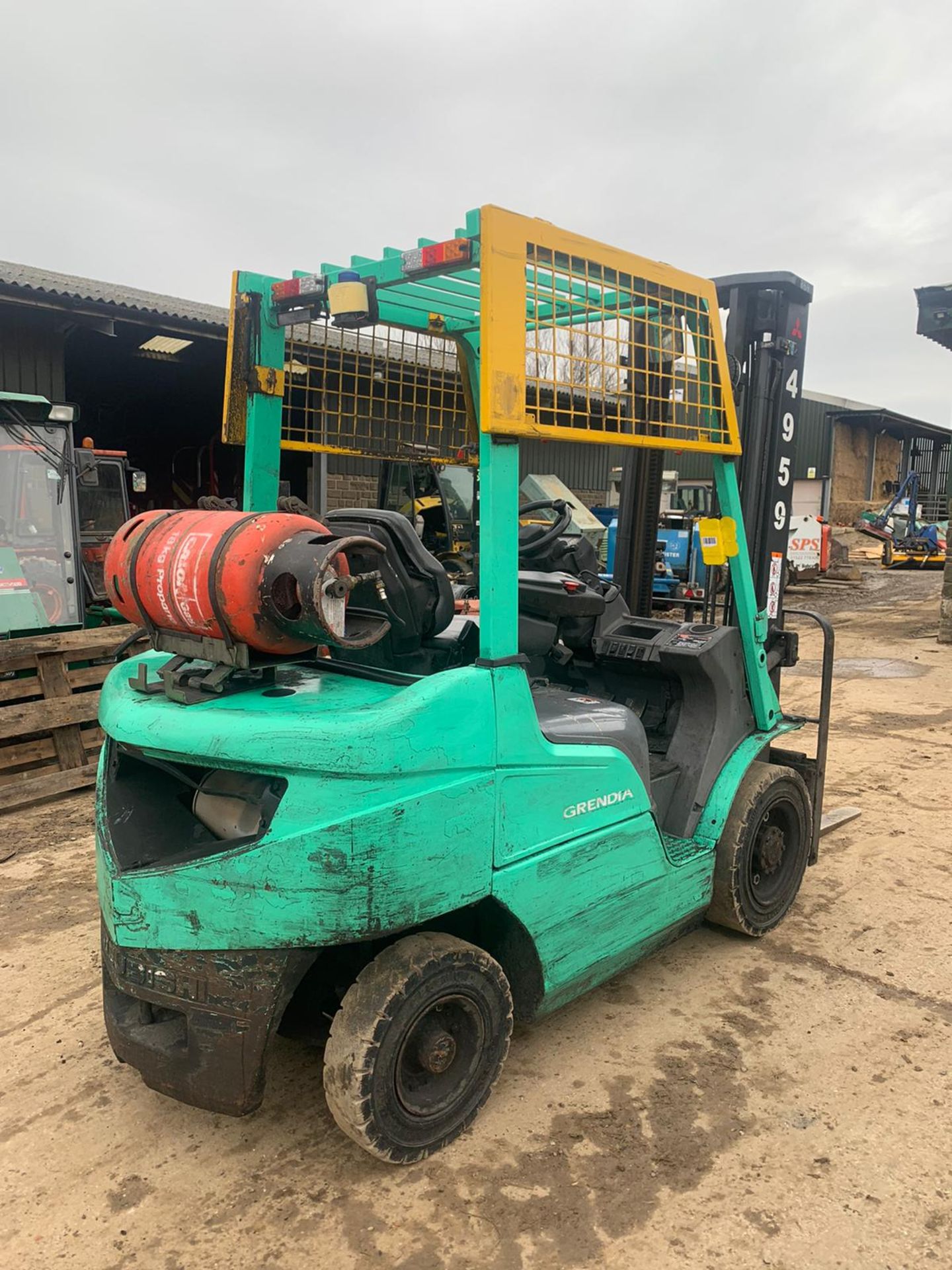 2015 MITSUBISHI FG25NT GAS FORKLIFT, RUNS, DRIVES, LIFTS, CLEAN MACHINE, SIDE SHIFT, CONTAINER SPEC - Image 4 of 5