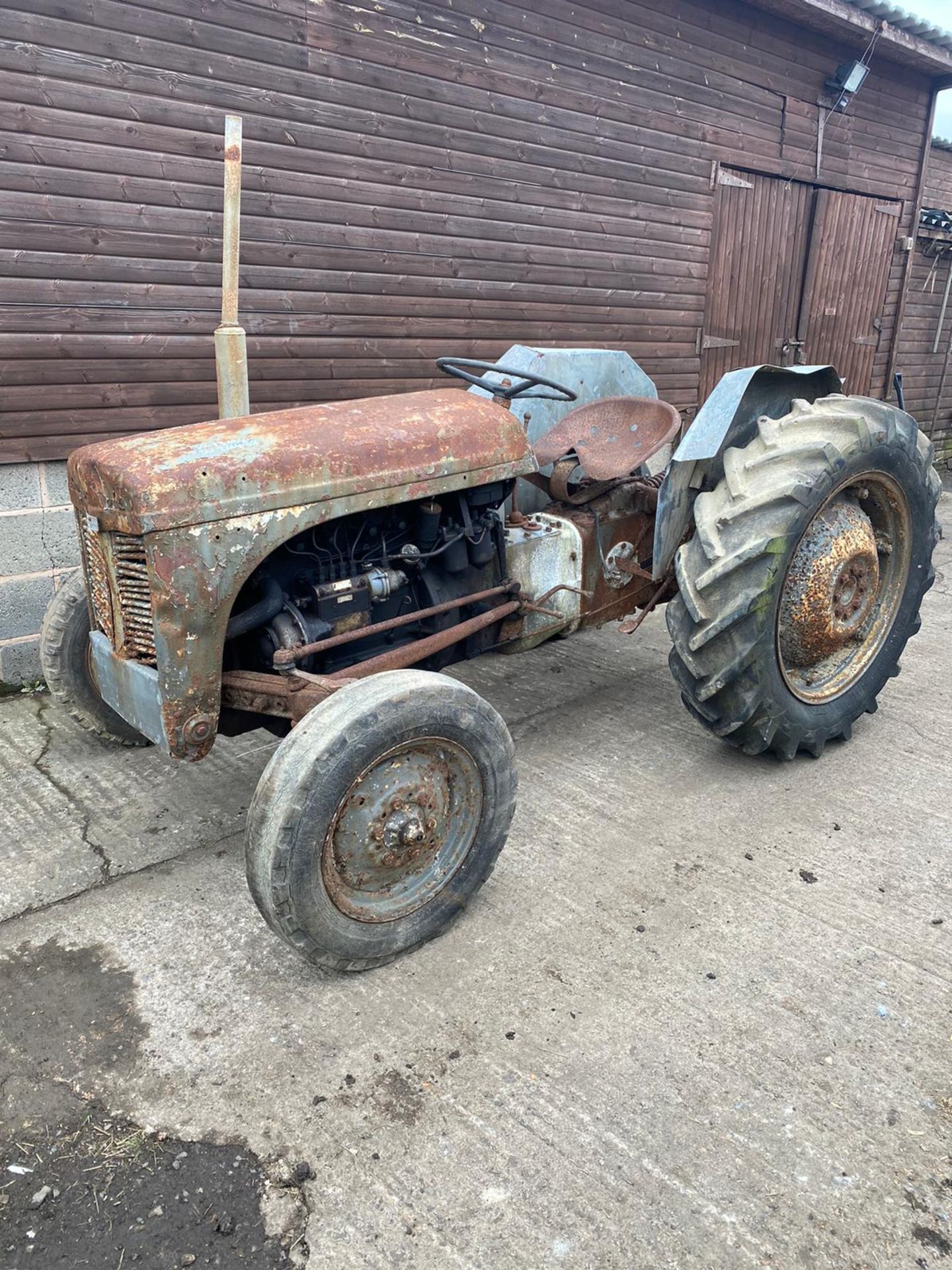 FERGUSON T20 DIESEL TRACTOR, FOR RESTORATION, LOADING NO PROBLEM *PLUS VAT* - Image 7 of 9