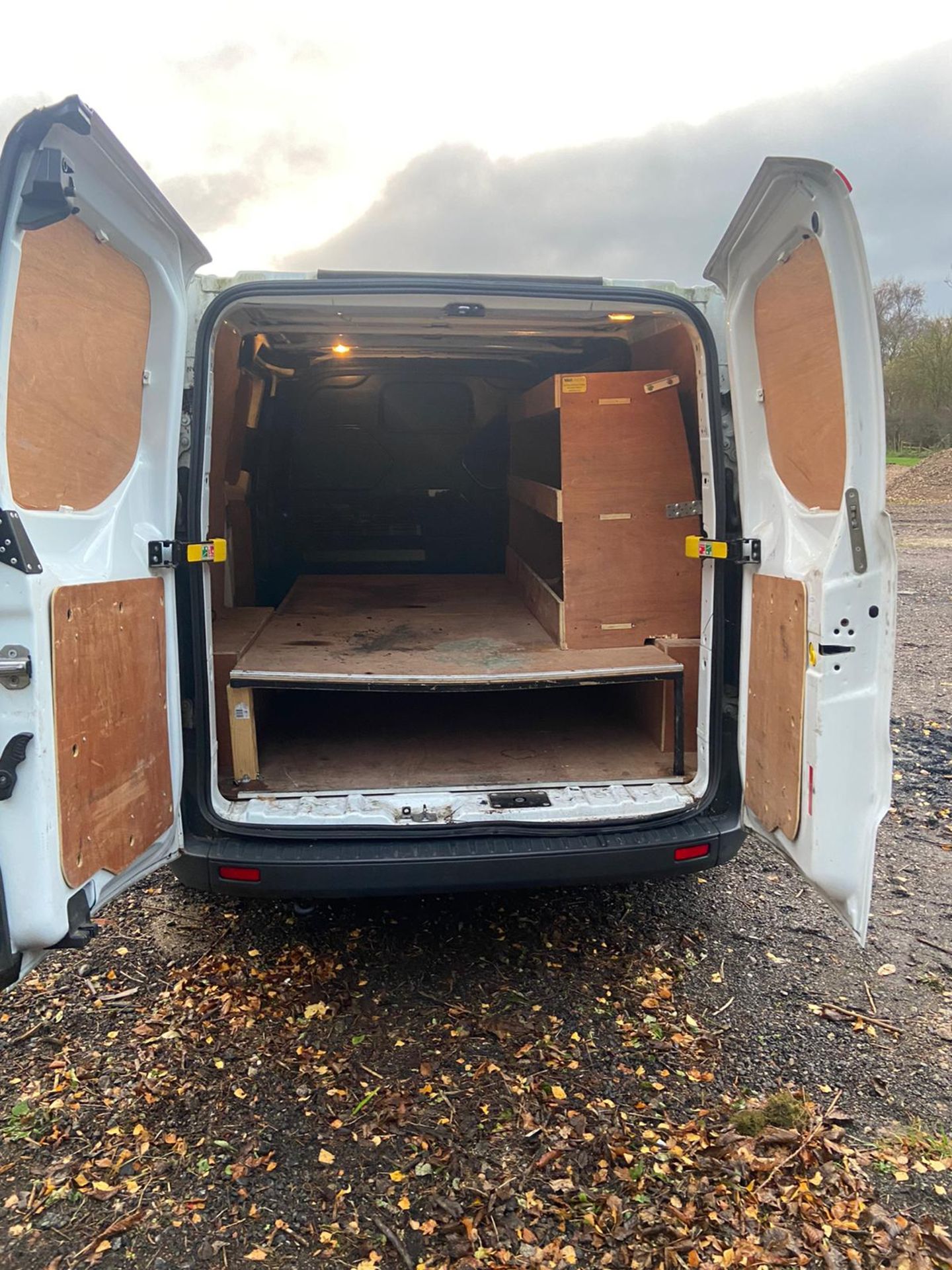 2017/67 REG FORD TRANSIT CUTSOM 290 2.0 DIESEL WHITE PANEL VAN, SHOWING 0 FORMER KEEPERS *PLUS VAT* - Image 8 of 9