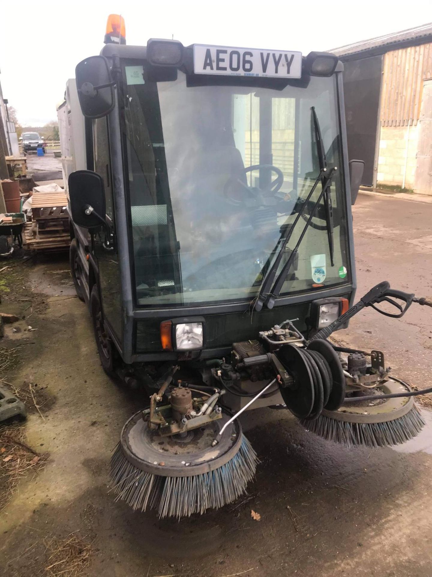 SCHMIDT SWINGO STREET CLEANSING ROAD SWEEPER, SHOWING 1 FORMER KEEPER *PLUS VAT* - Image 2 of 6