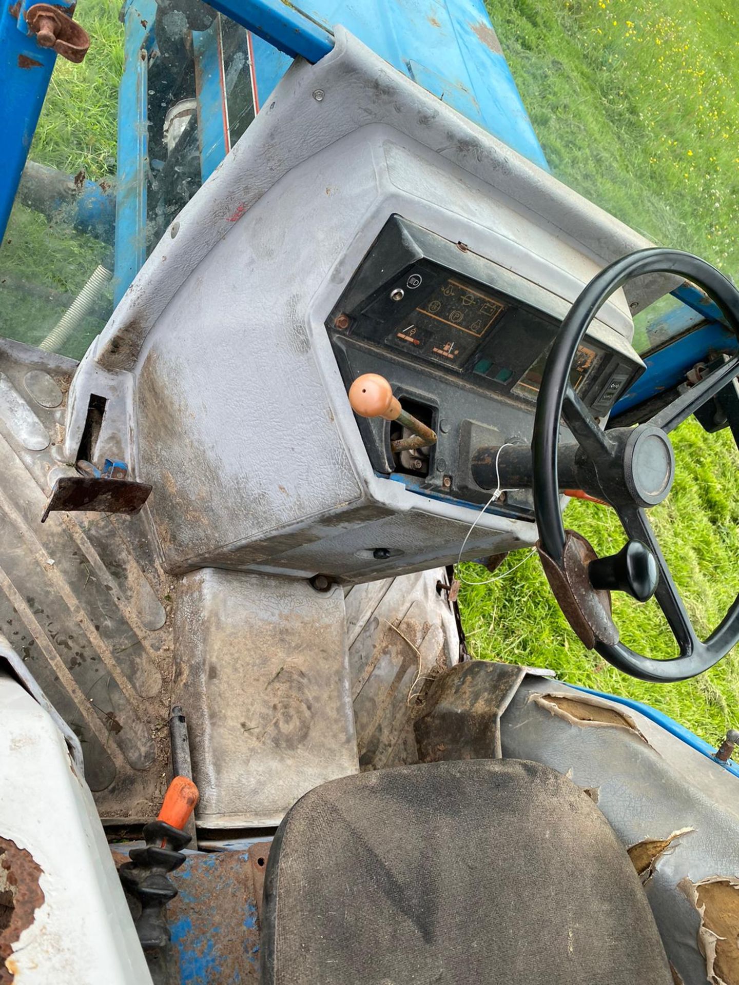 FORD 1920 COMPACT TRACTOR, ROAD REGISTERED, STARTS FIRST TURN OF THE KEY, RUNS & WORKS AS IT SHOULD - Image 5 of 8