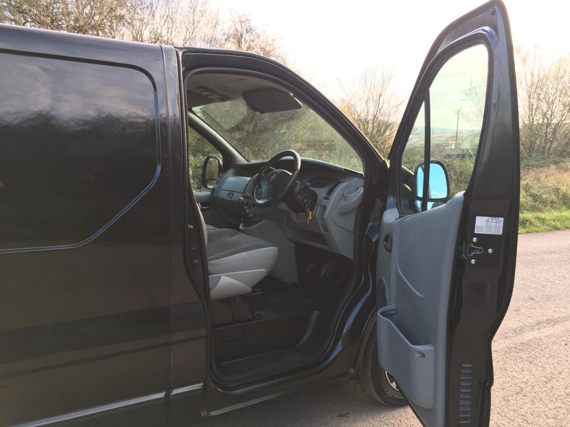 2010/10 REG VAUXHALL VIVARO SPORTIVE CDTI SWB 2.0 DIESEL BLACK PANEL VAN, SHOWING 0 FORMER KEEPERS - Image 7 of 14