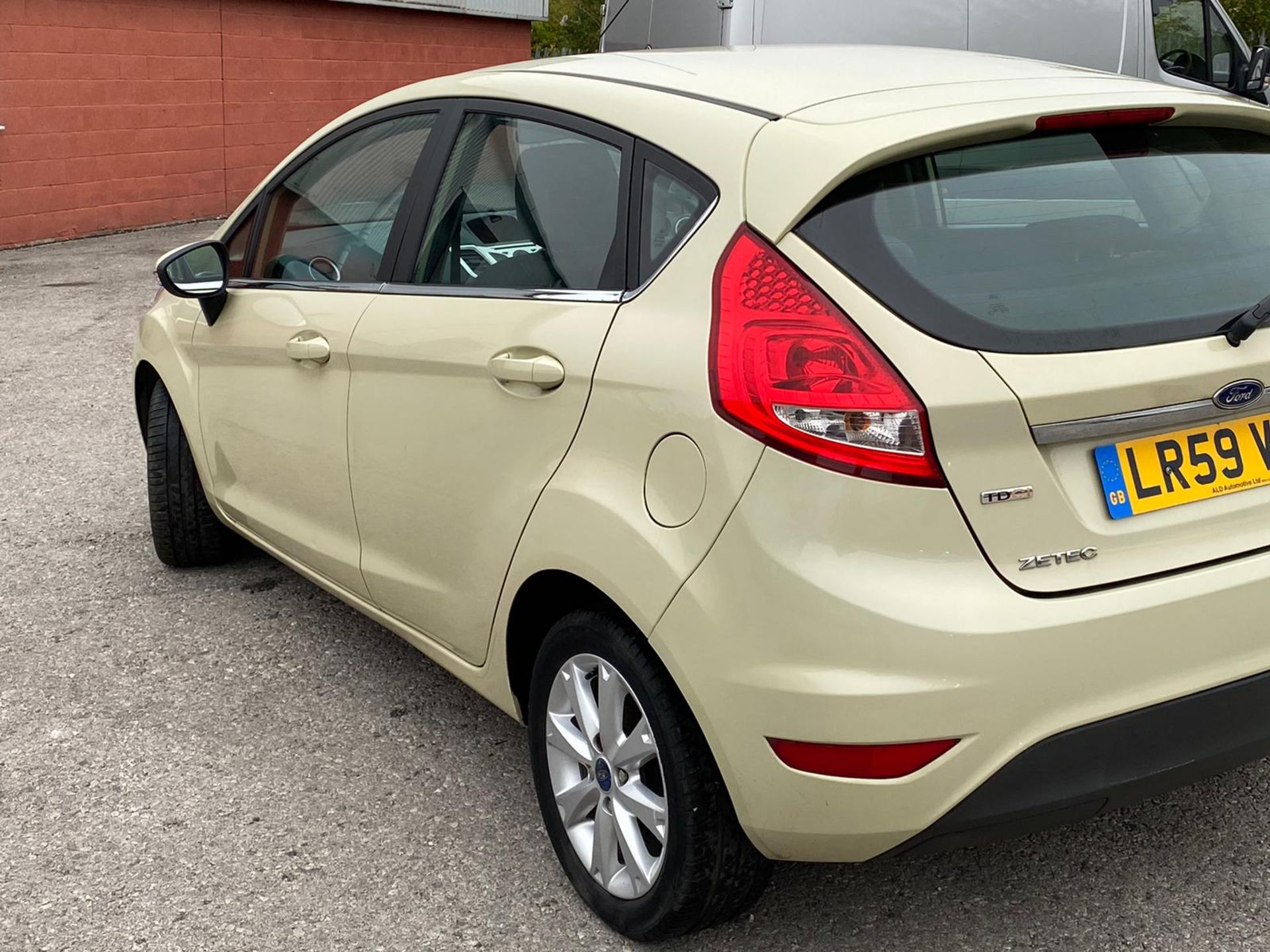 2009/59 REG FORD FIESTA ZETEC 68 TDCI 1.4 DIESEL 5 DOOR HATCHBACK, SHOWING 4 FORMER KEEPERS *NO VAT* - Image 3 of 9