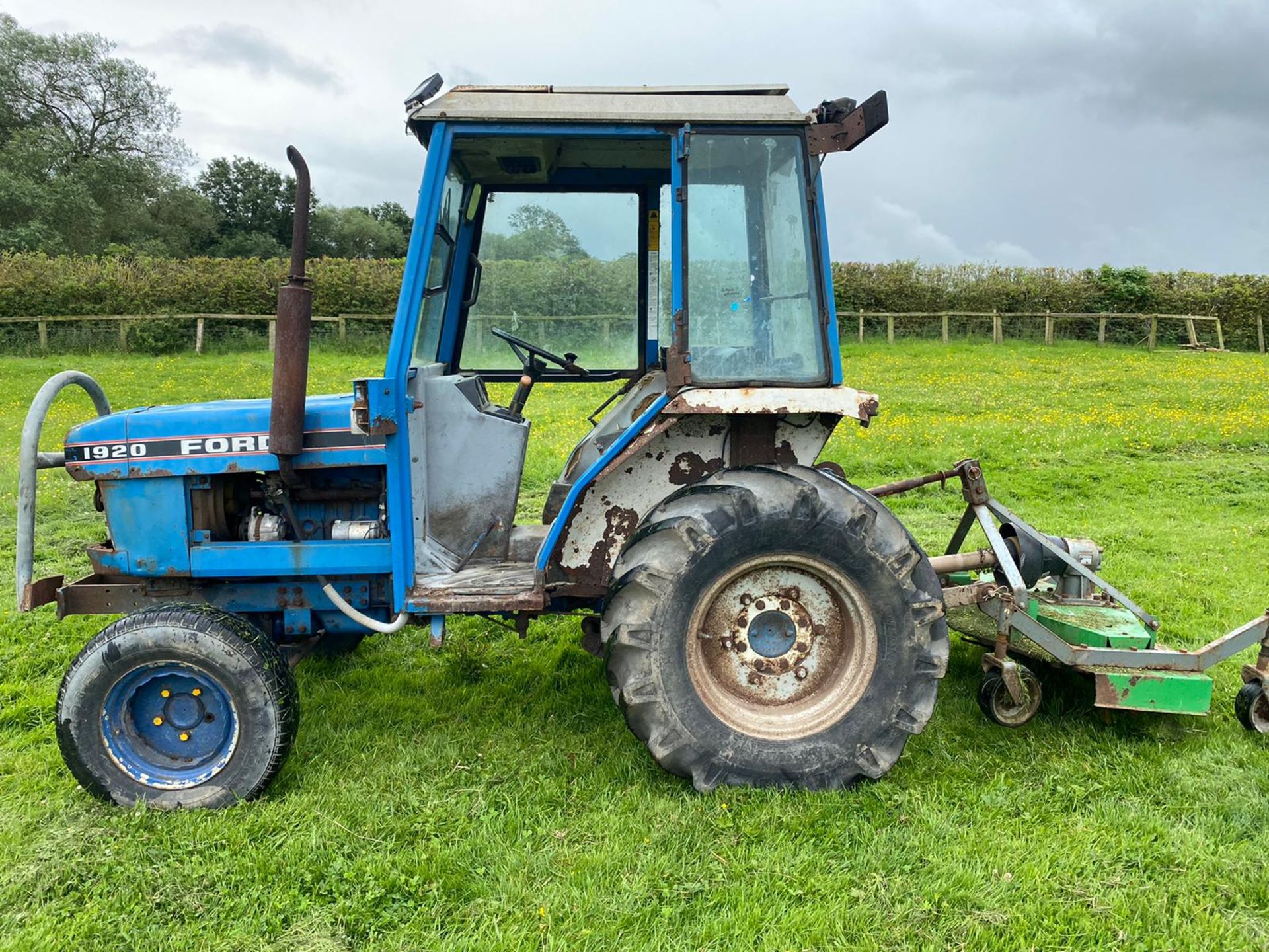 FORD 1920 COMPACT TRACTOR, ROAD REGISTERED, STARTS FIRST TURN OF THE KEY, RUNS & WORKS AS IT SHOULD - Image 2 of 8