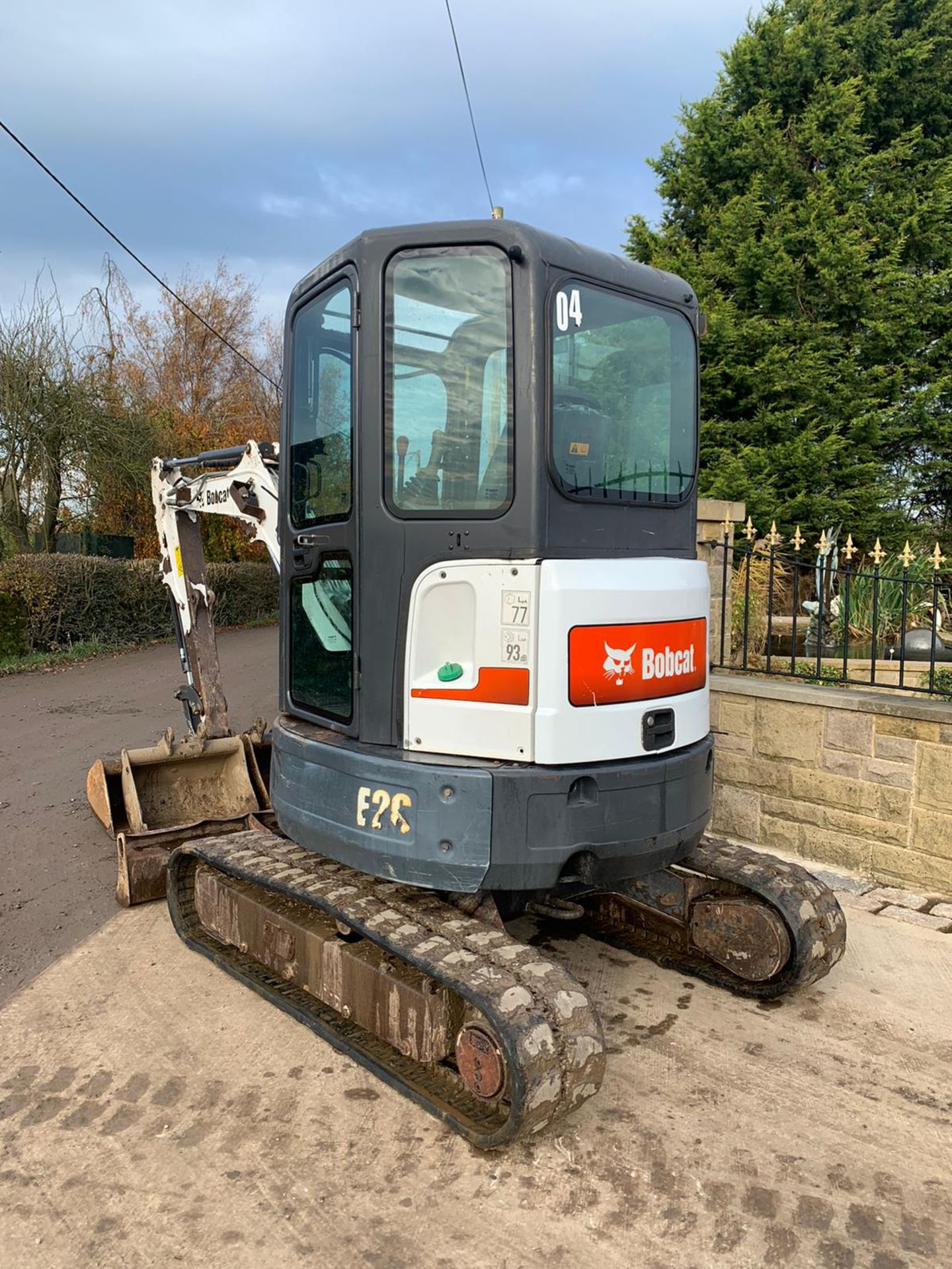 2012 BOBCAT E26 RUBBER TRACKED CRAWLER EXCAVATOR / MINI DIGGER, RUNS, DRIVES AND DIGS, 3 X BUCKETS