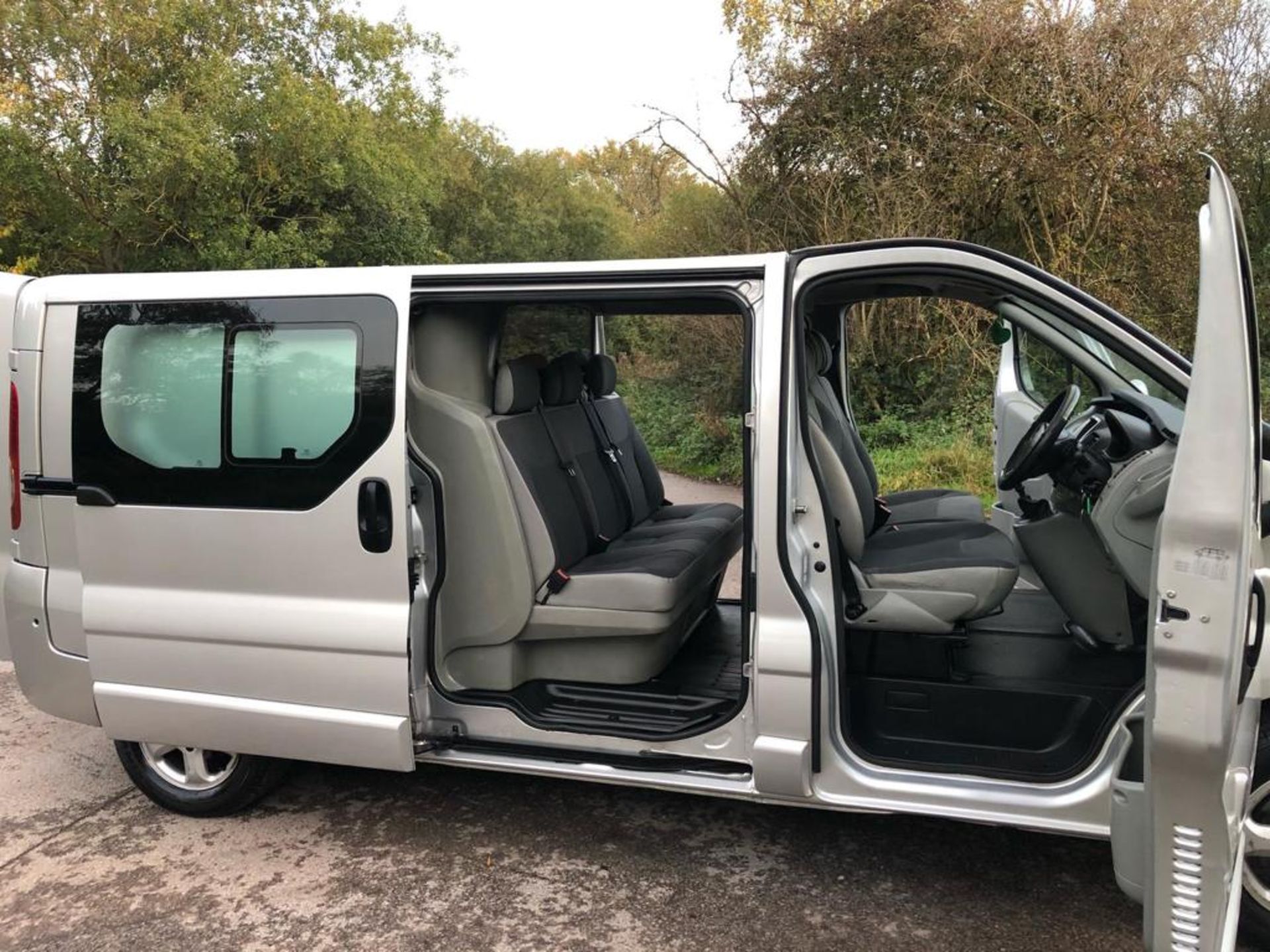 2011/11 REG VAUXHALL VIVARO 2900 D/C LWB 2.0 DIESEL SILVER PANEL VAN, SHOWING 1 FORMER KEEPER - Image 7 of 13