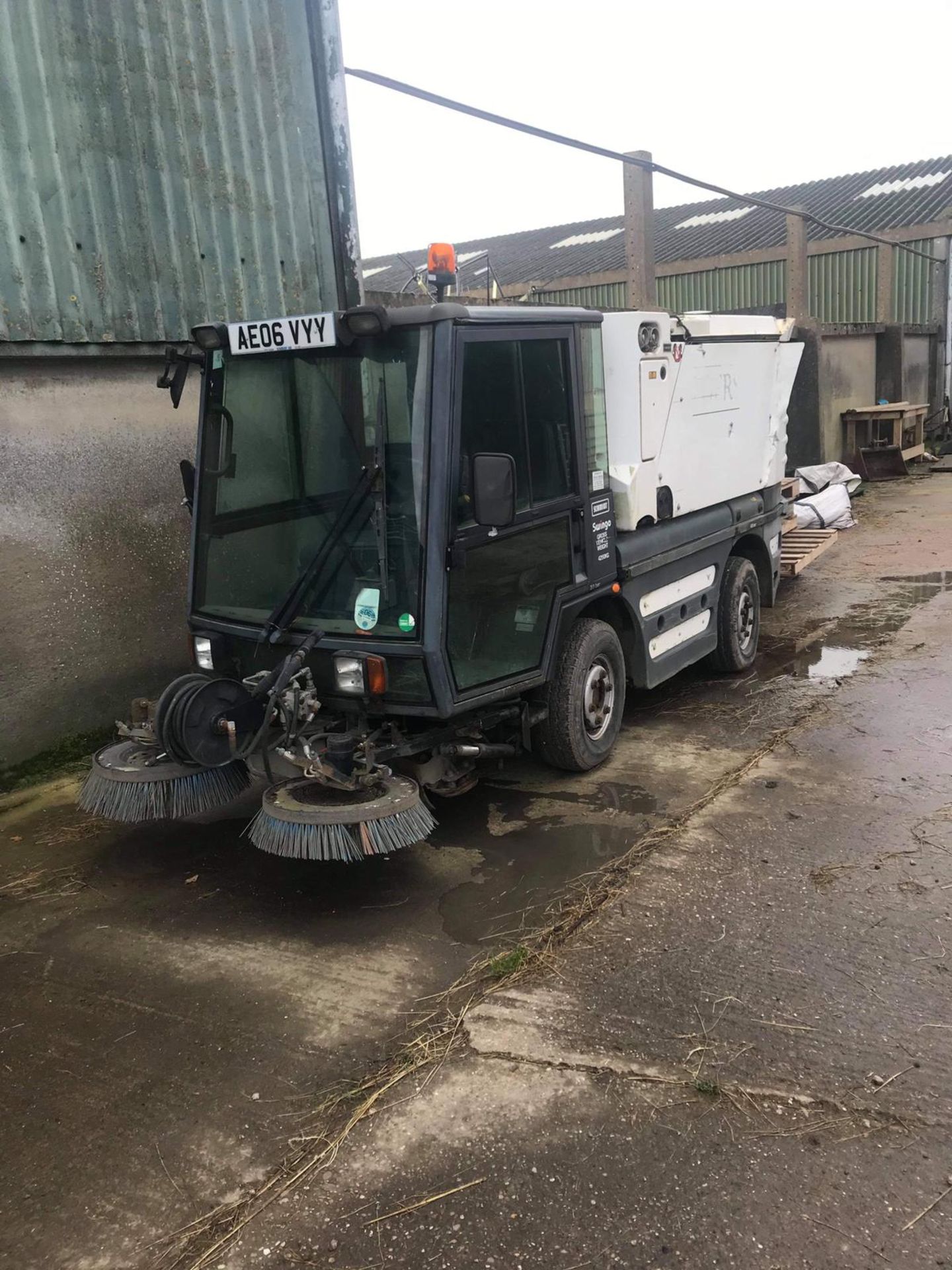 SCHMIDT SWINGO STREET CLEANSING ROAD SWEEPER, SHOWING 1 FORMER KEEPER *PLUS VAT* - Image 4 of 6